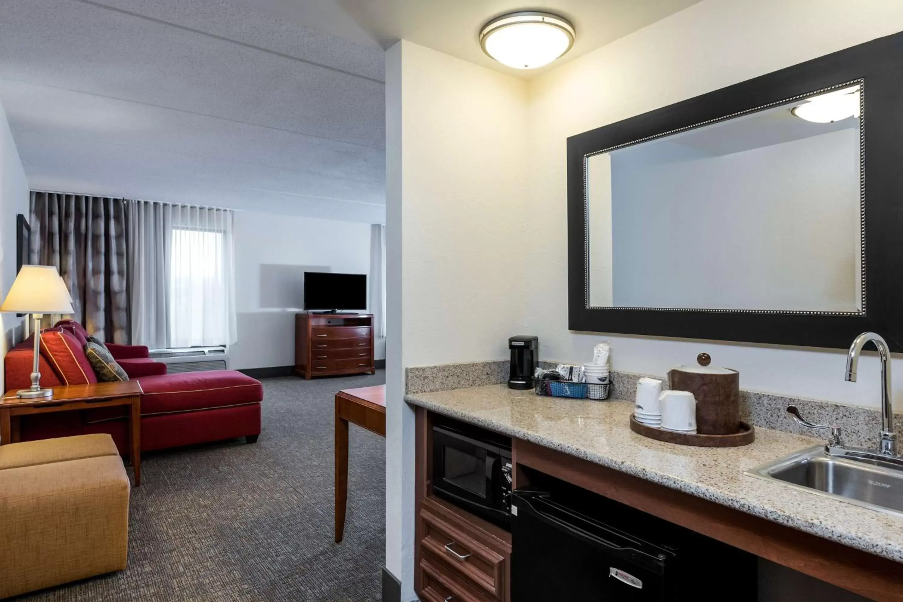 Living room, Kitchen/Kitchenette in Hampton Inn Roanoke/Hollins - I-81