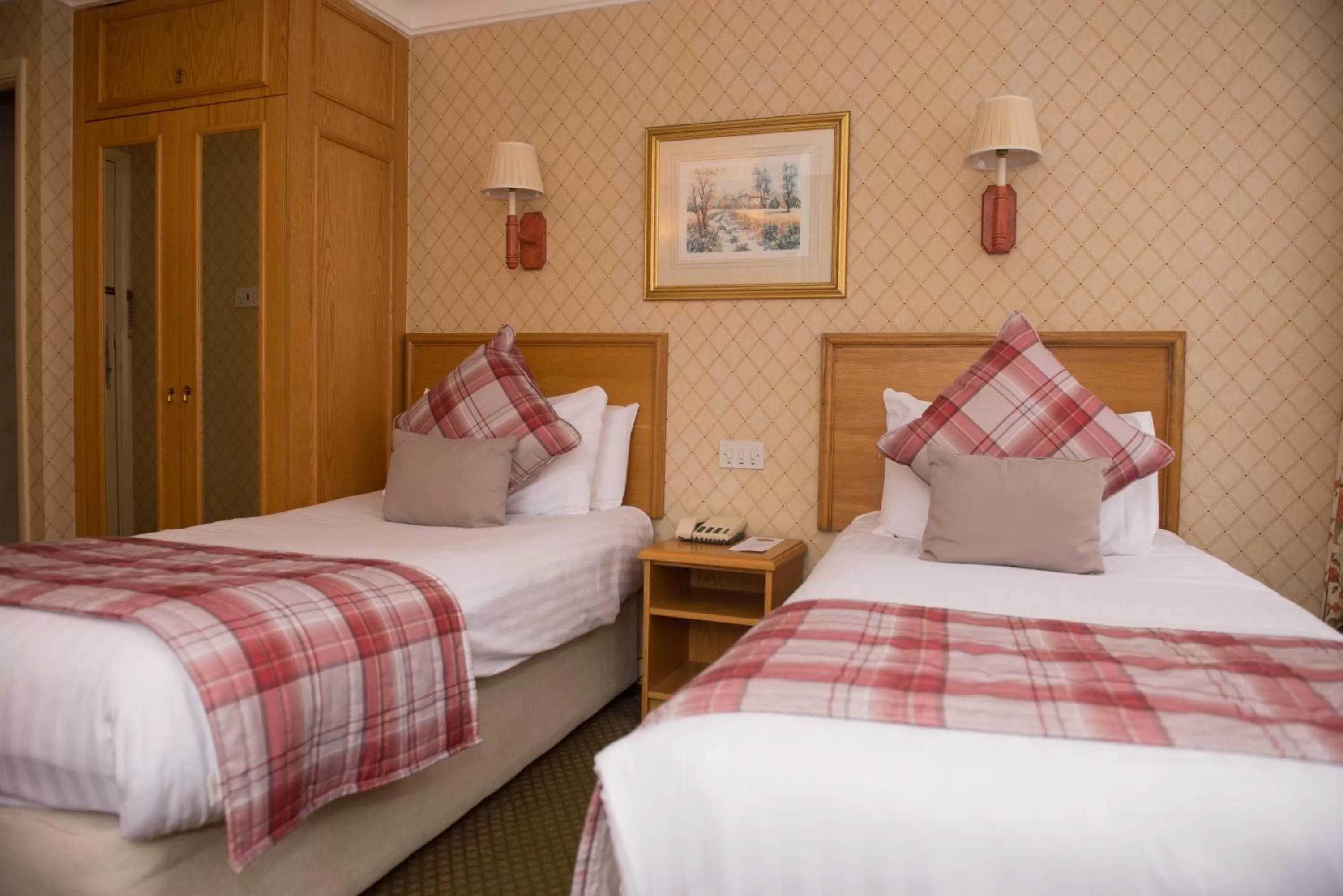 Bedroom, Bed in Crown & Mitre Hotel