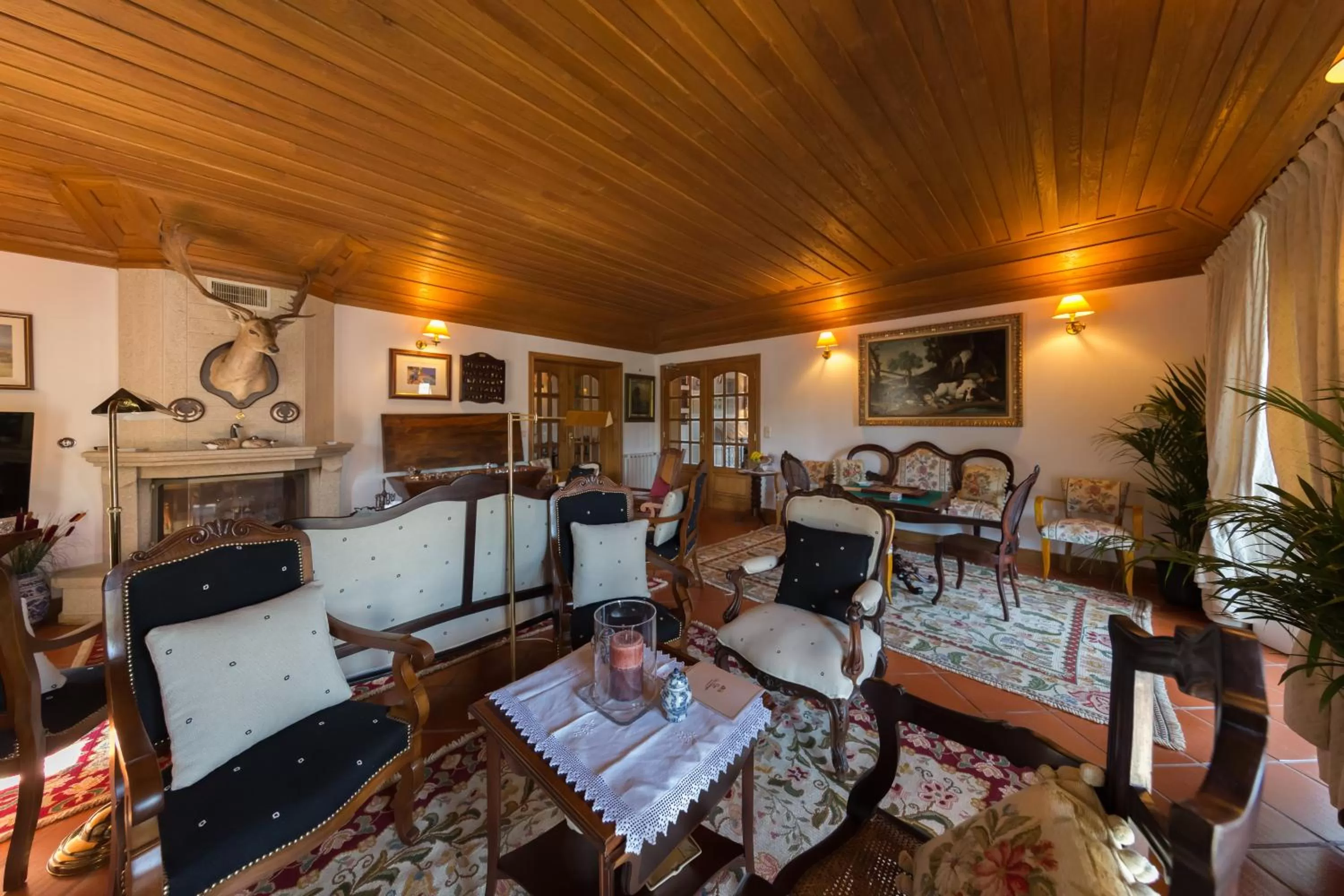Communal lounge/ TV room in Casa de São Domingos