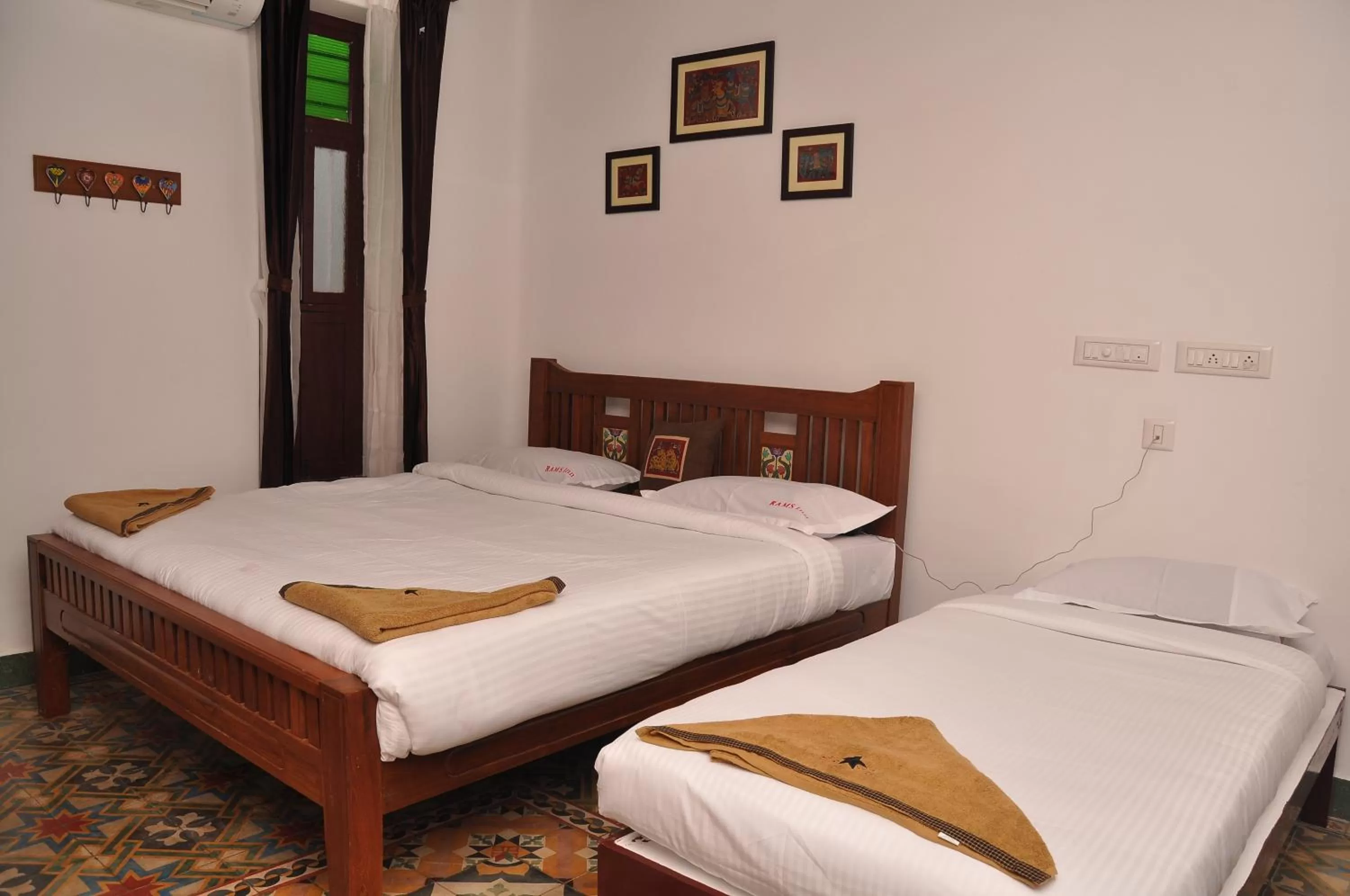 Photo of the whole room, Bed in Rams Inn