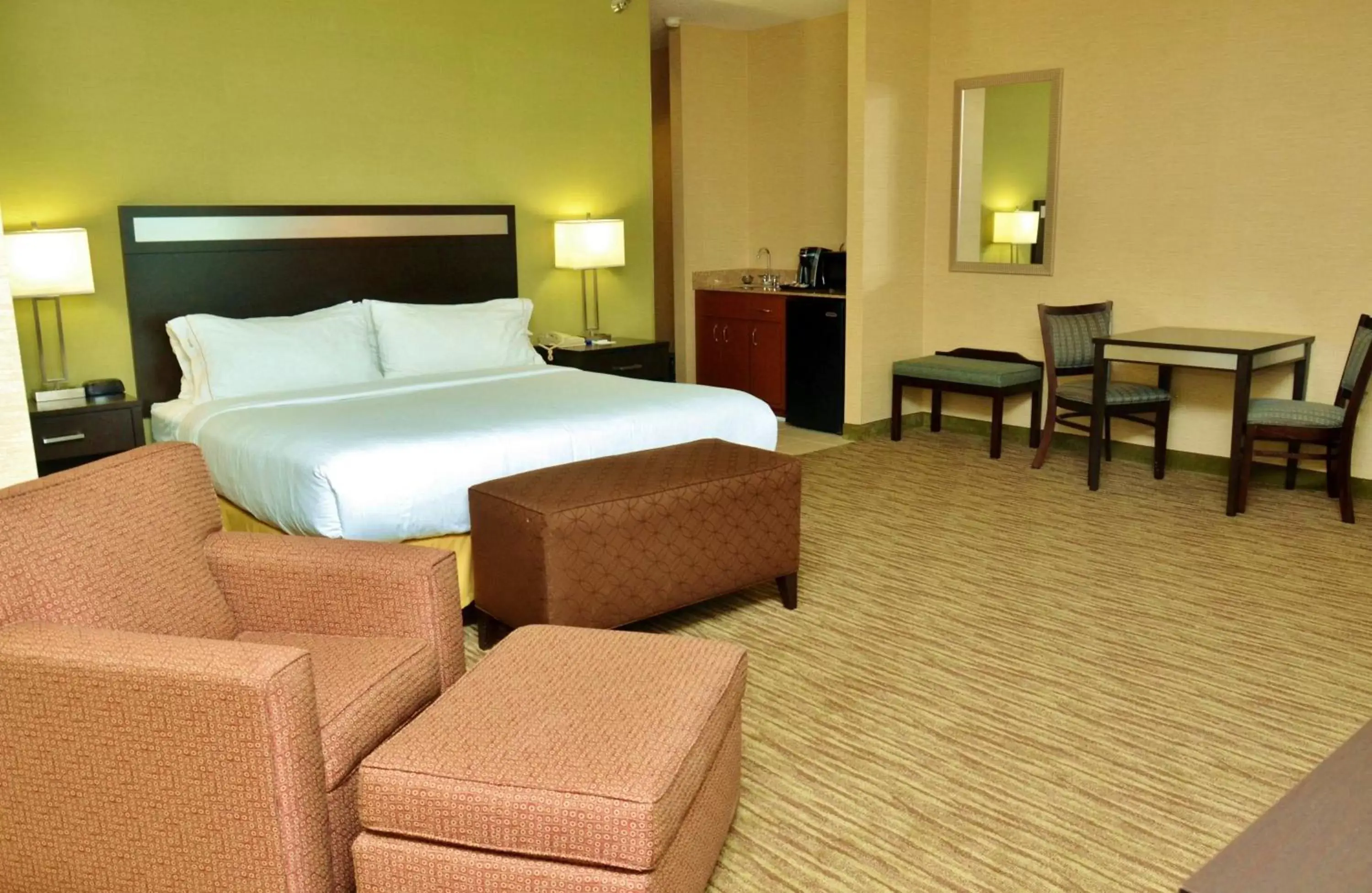 Photo of the whole room, Bed in Holiday Inn Express Hotel & Suites Center Township, an IHG Hotel