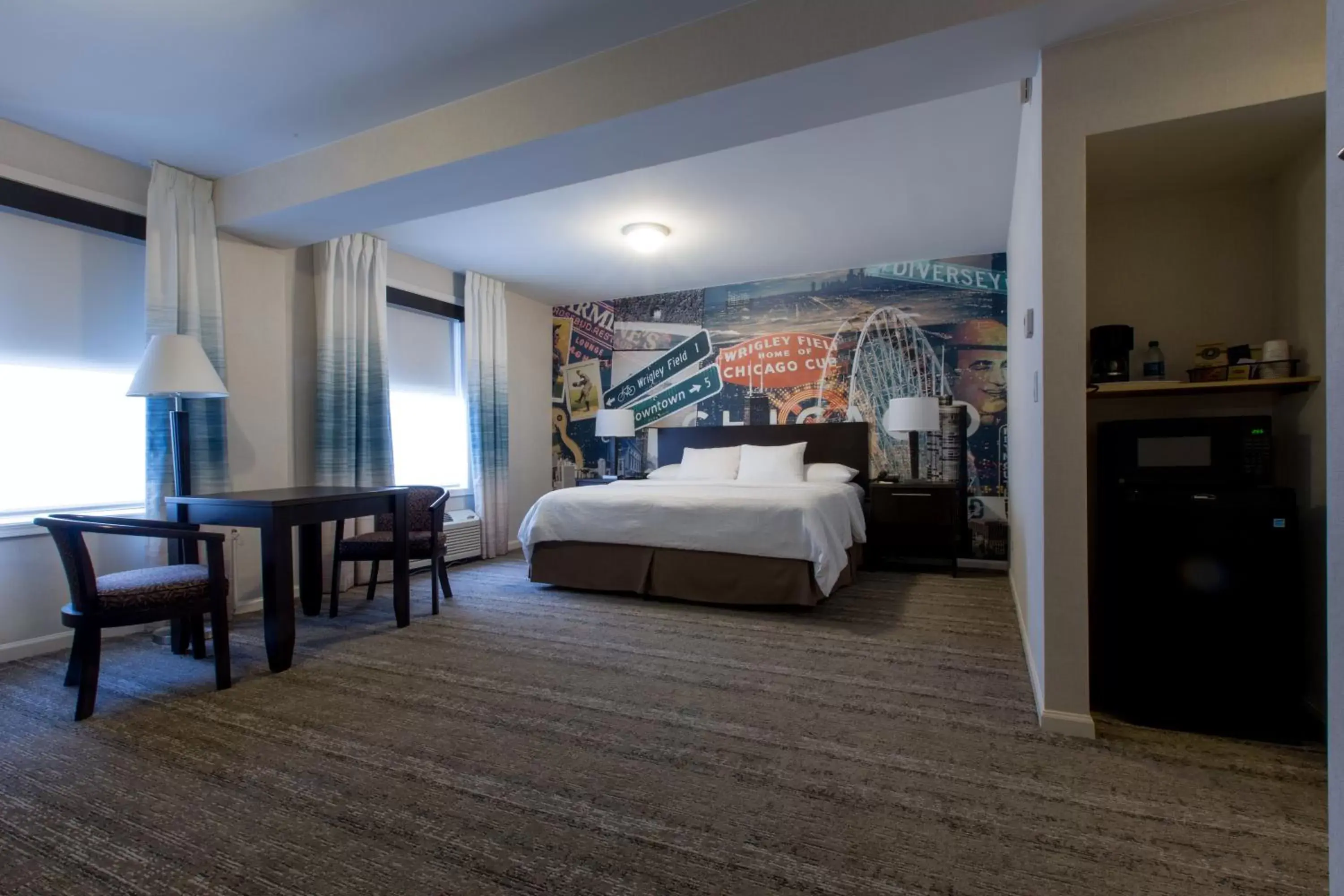 Bedroom in Hotel Versey Days Inn by Wyndham Chicago