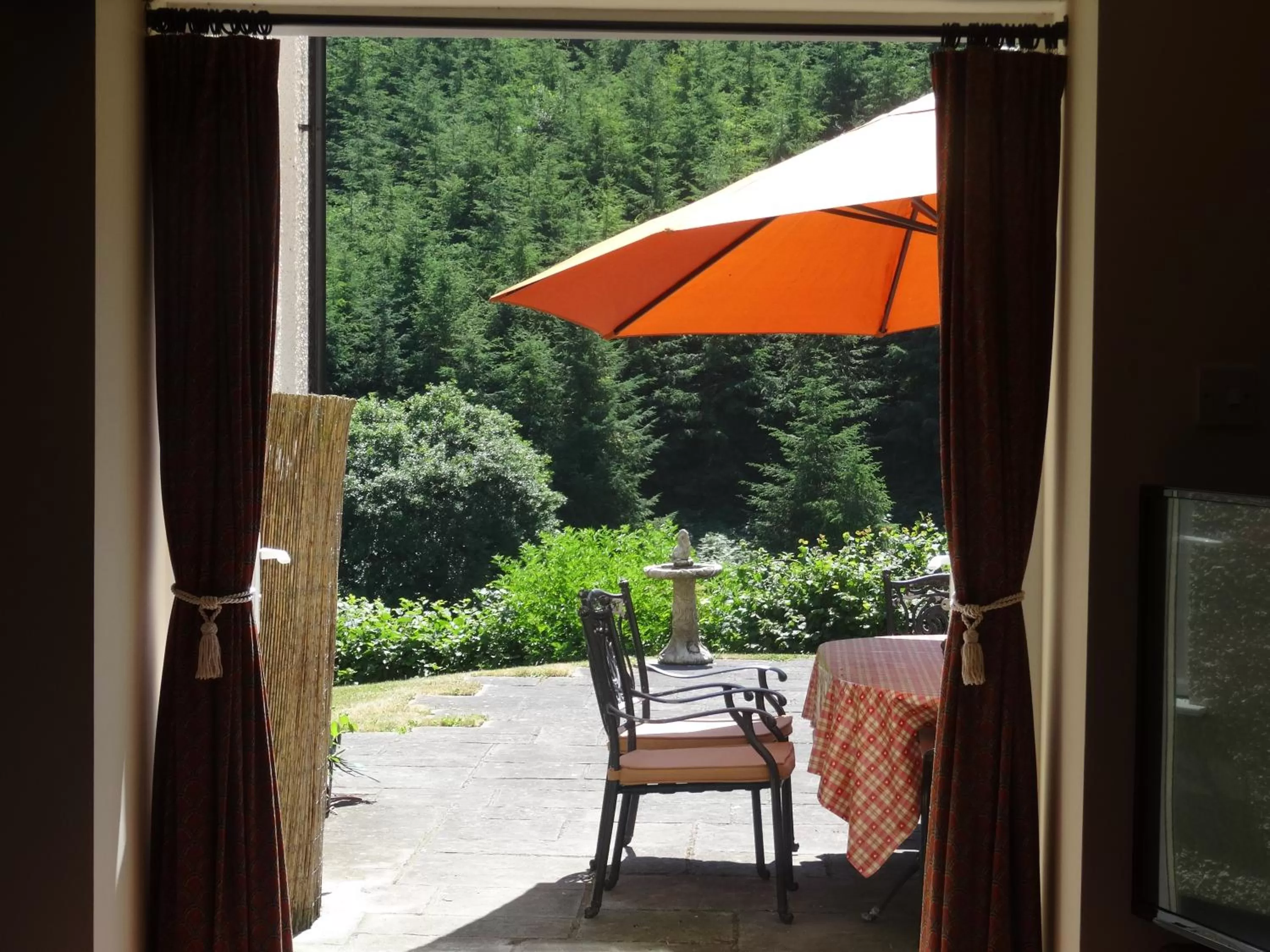 Communal lounge/ TV room in Middle Woodbatch B&B