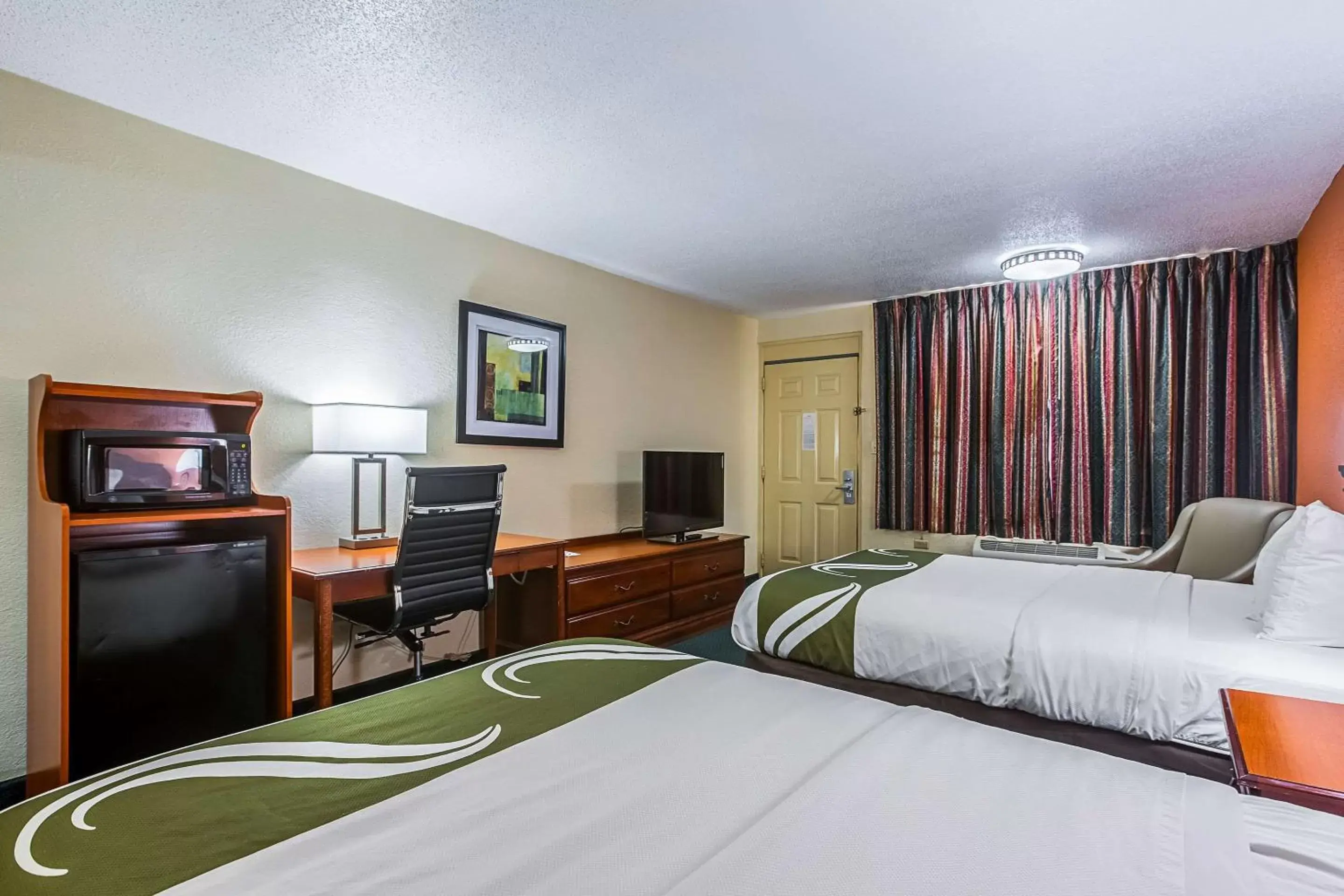Photo of the whole room, Bed in Quality Inn Atlanta Northeast I-85
