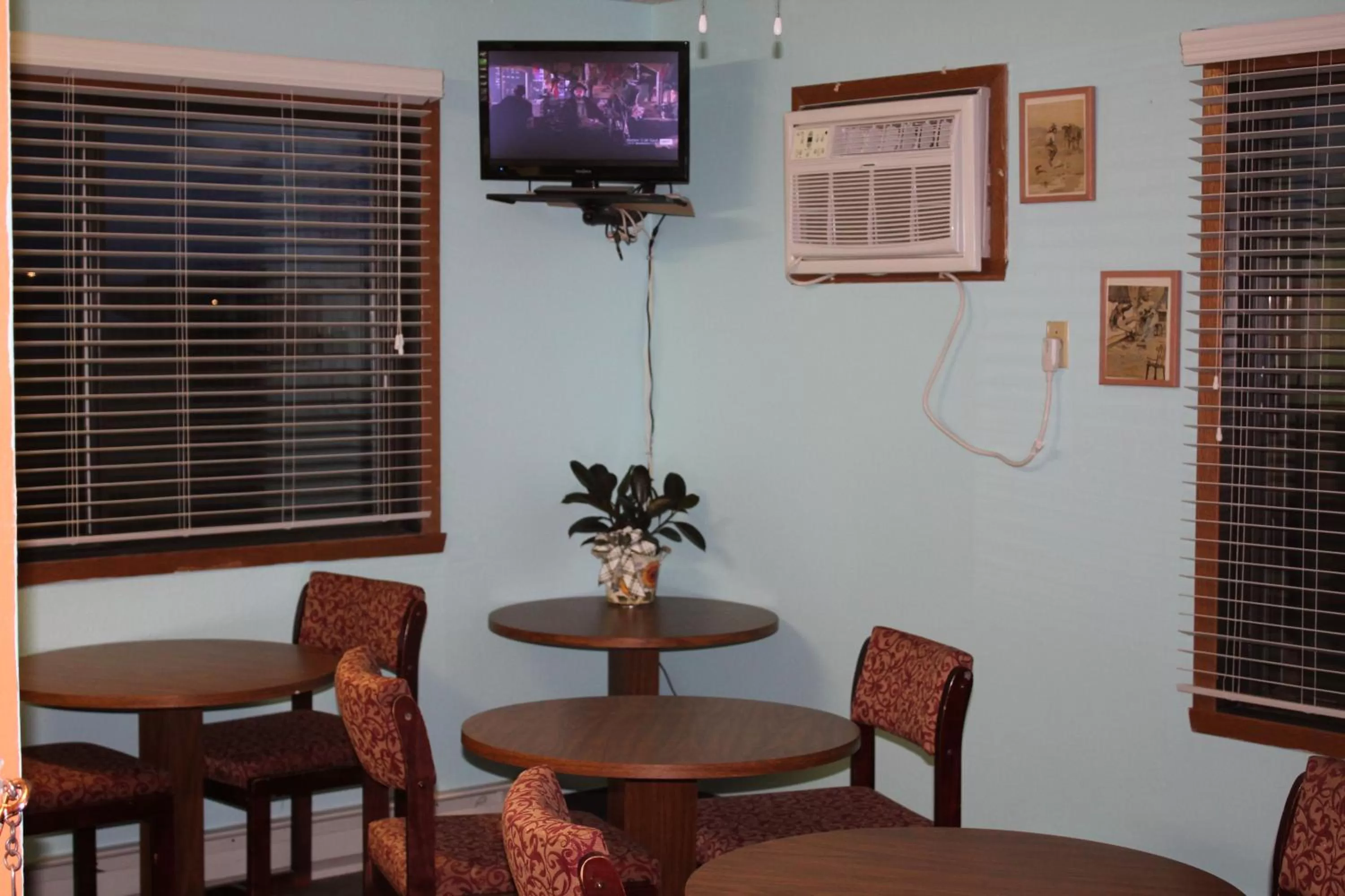 Seating area in Rodeway Inn Gateway to Medora T-Roosevelt & Makoshika State Park