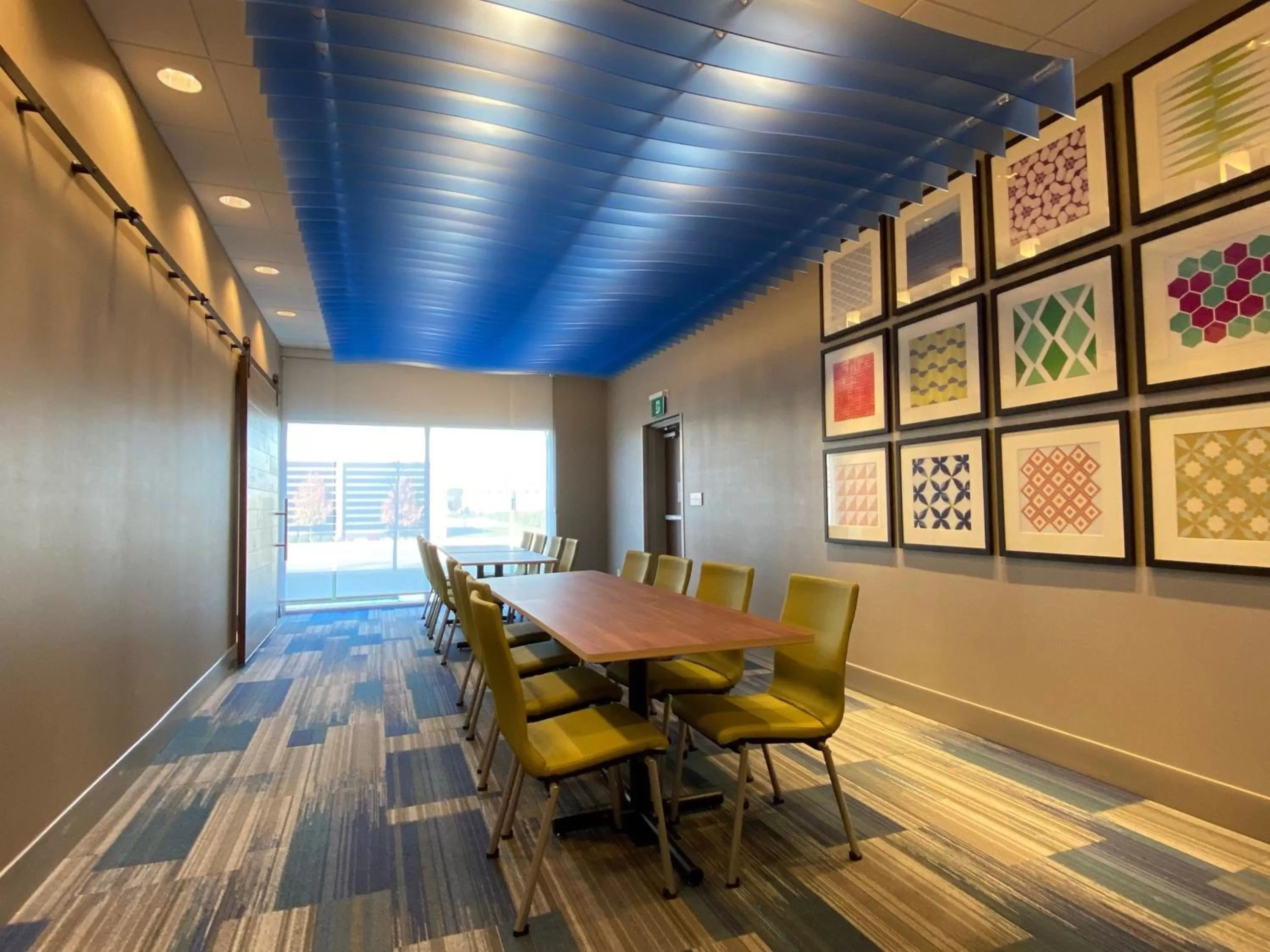 Meeting/conference room in Holiday Inn Express & Suites - Aurora by IHG