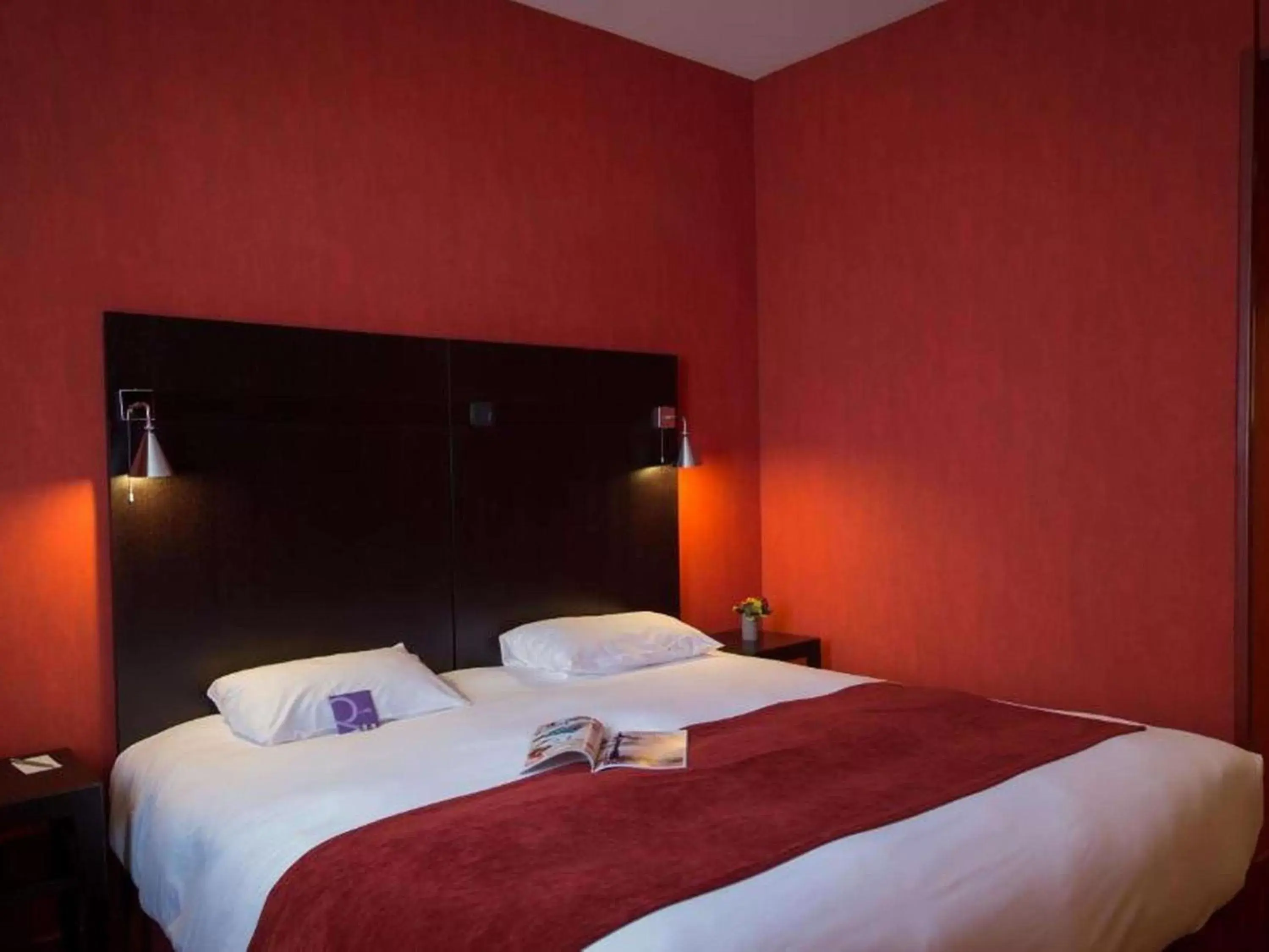 Photo of the whole room, Bed in Mercure Bordeaux Chateau Chartrons