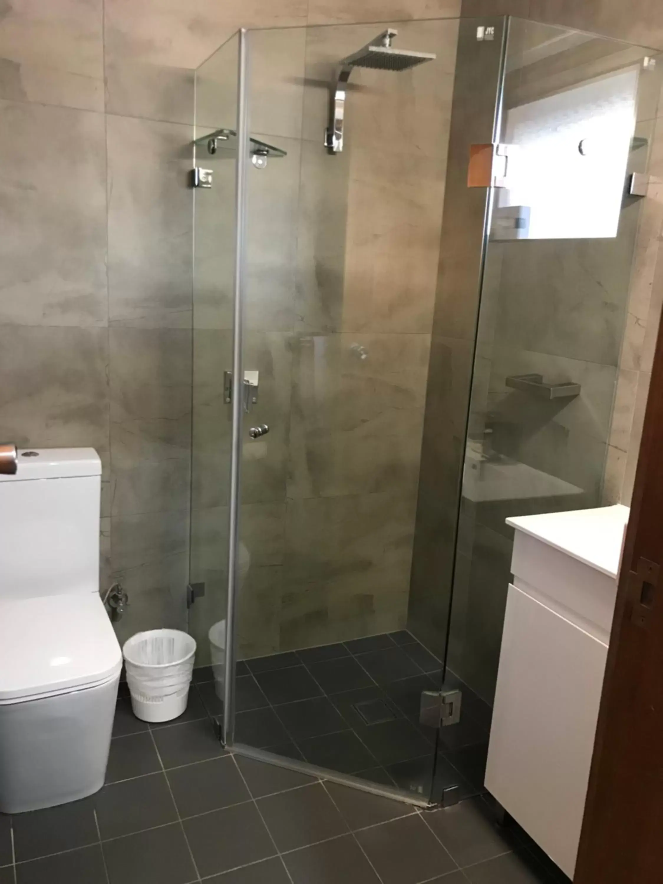 Shower, Bathroom in Town & Country Motor Inn