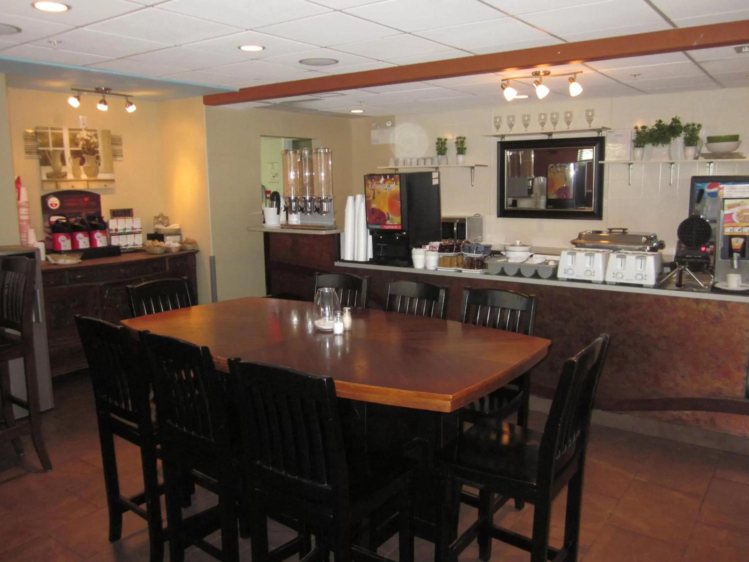 Continental breakfast, Restaurant/Places to Eat in Franklin Suite Hotel