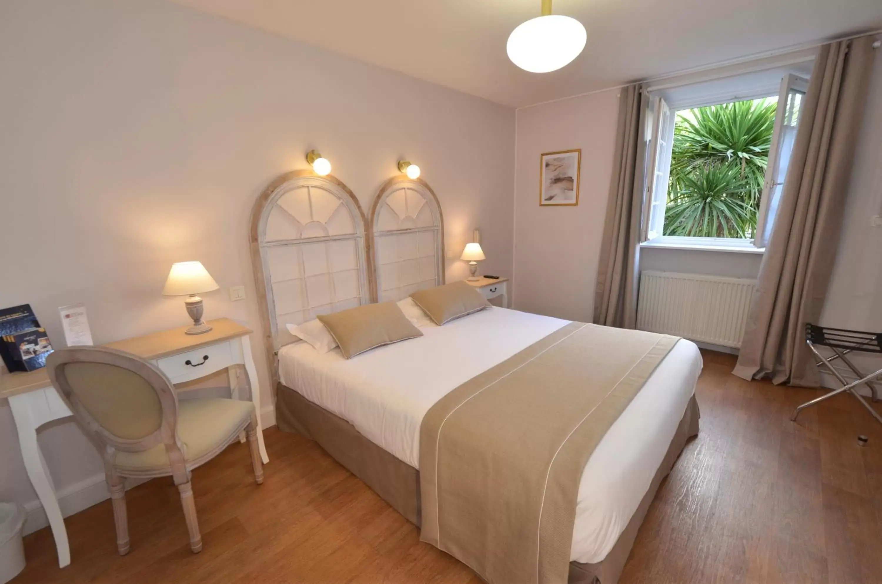 Bed in Hotel De La Porte Saint-Malo
