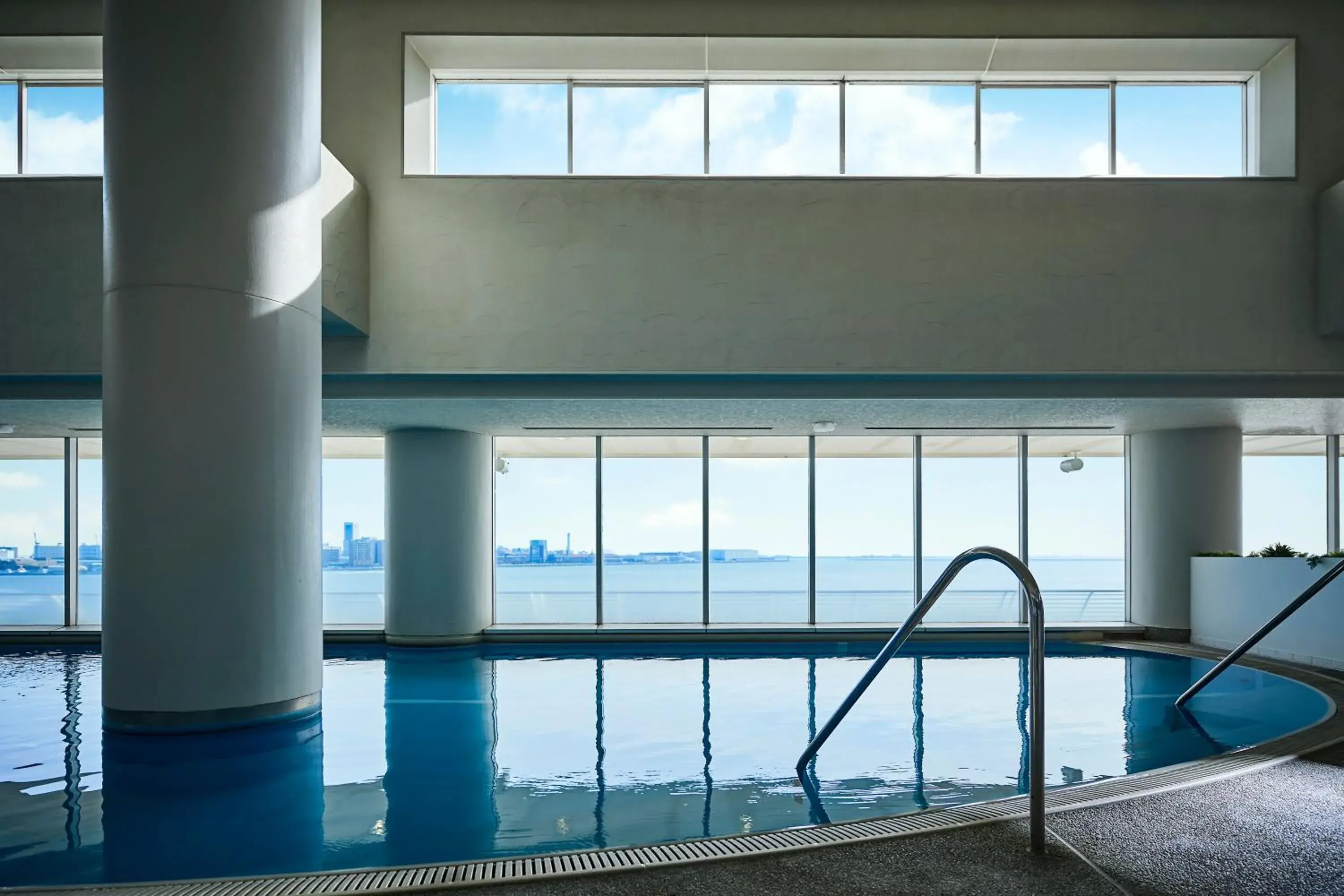 Swimming Pool in Kobe Meriken Park Oriental Hotel