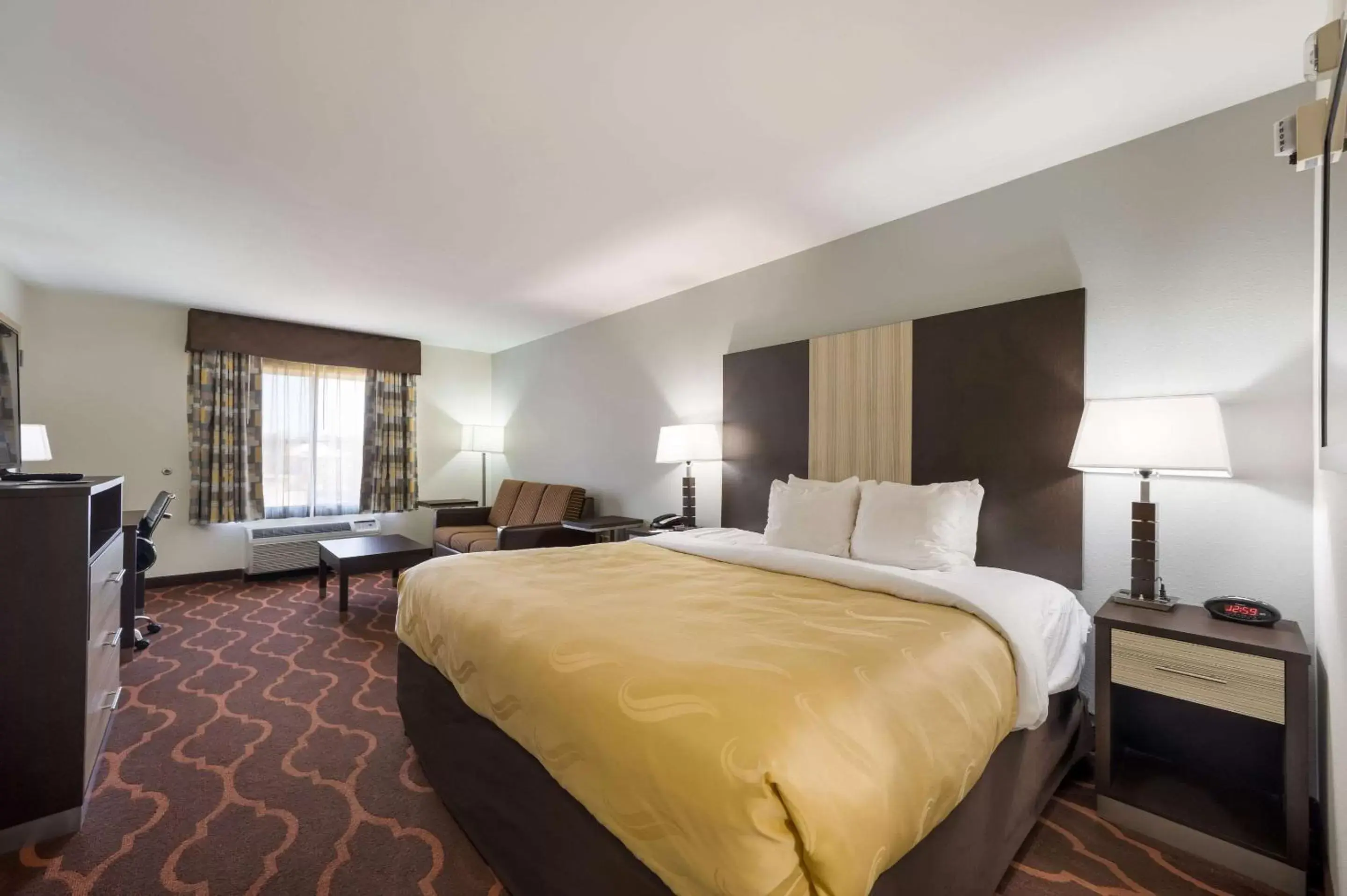 Photo of the whole room, Bed in Quality Inn & Suites Huntsville Research Park Area