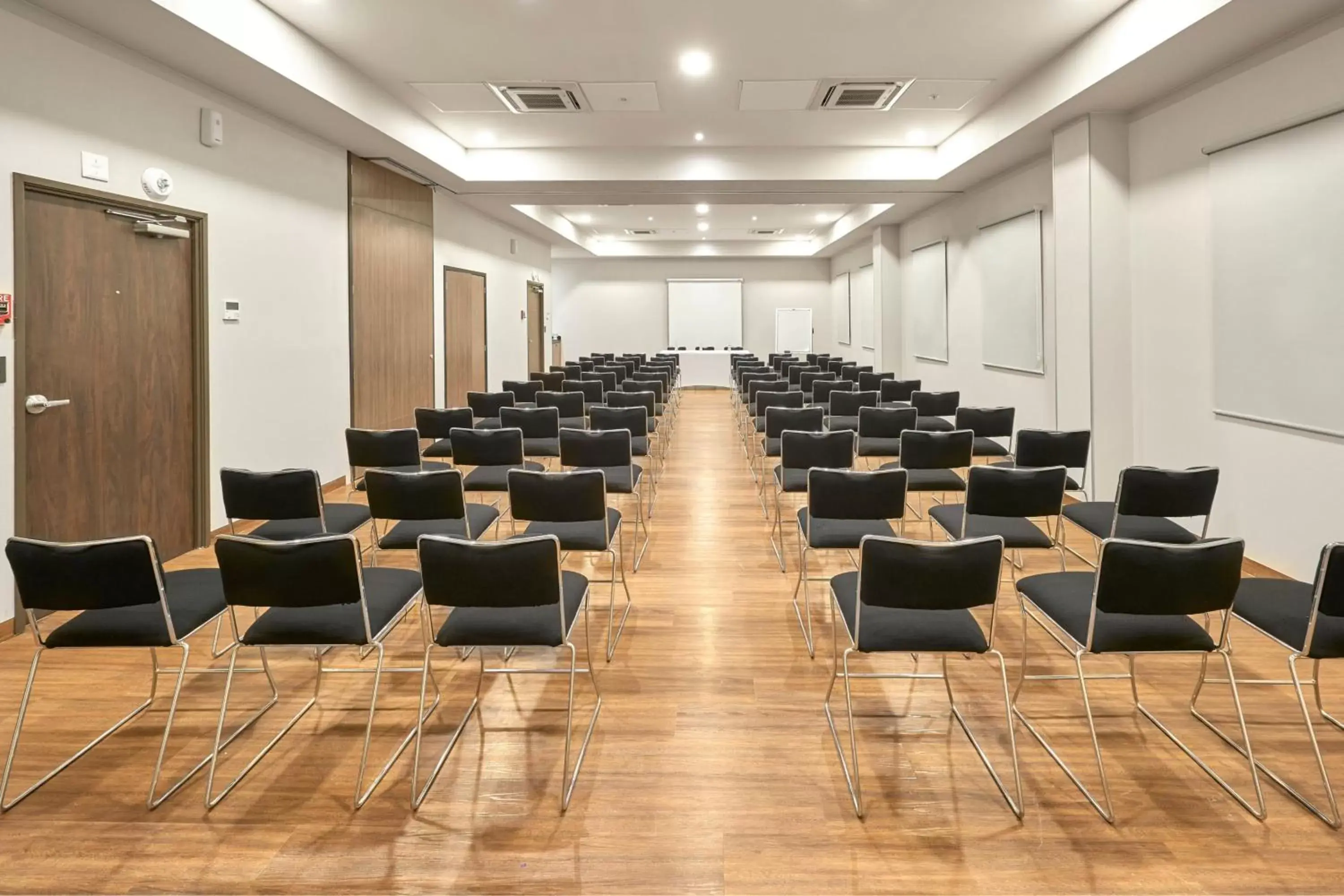 Meeting/conference room in City Express Suites by Marriott Cancún Aeropuerto