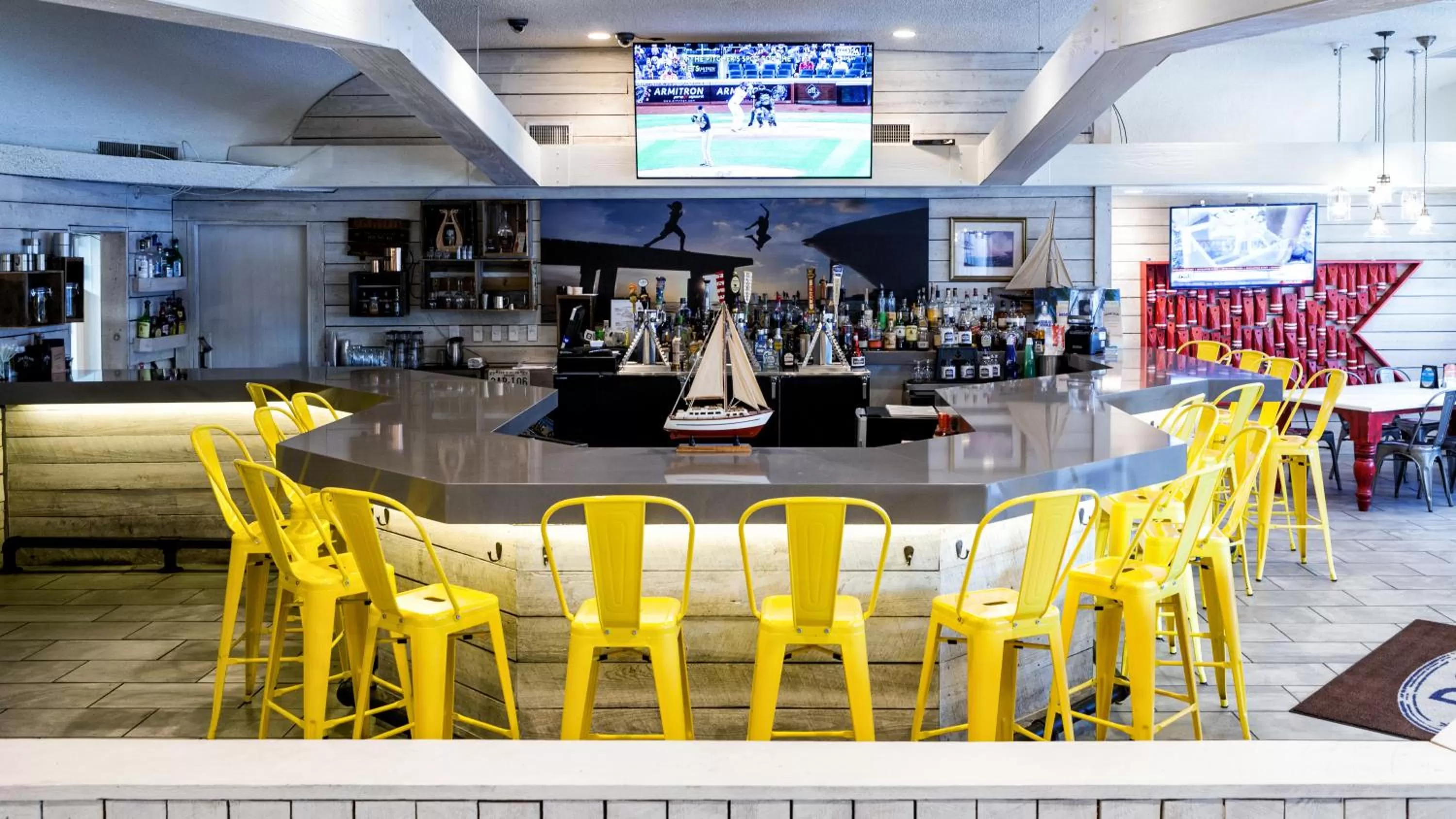 Lounge or bar in Postcard Inn On The Beach