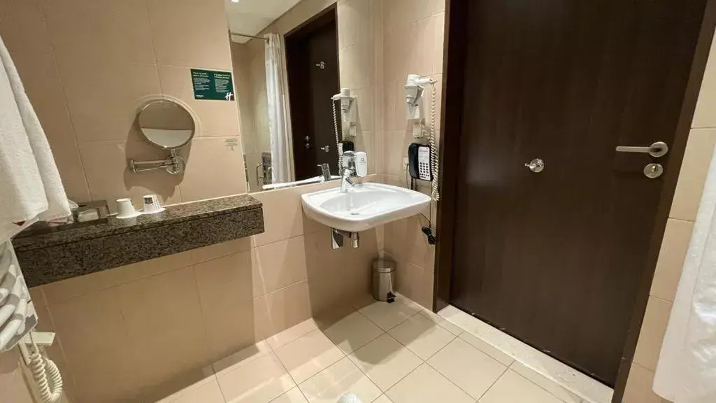 Bathroom in Holiday Inn Resort Warsaw Józefów, an IHG Hotel