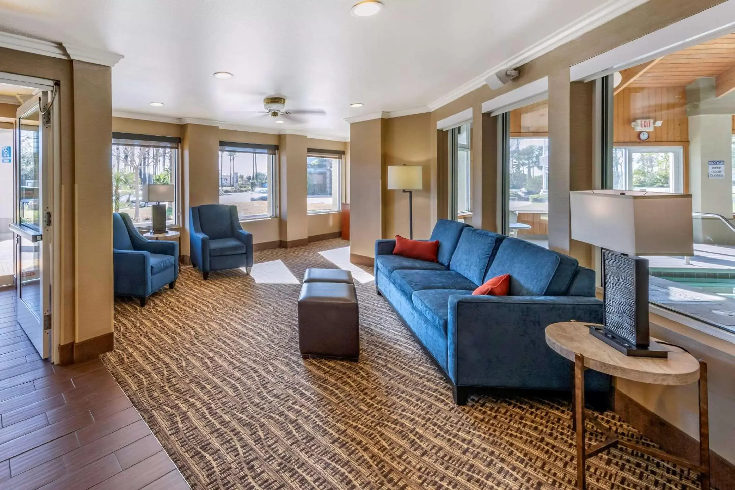 Lobby or reception, Seating Area in Comfort Inn Fontana