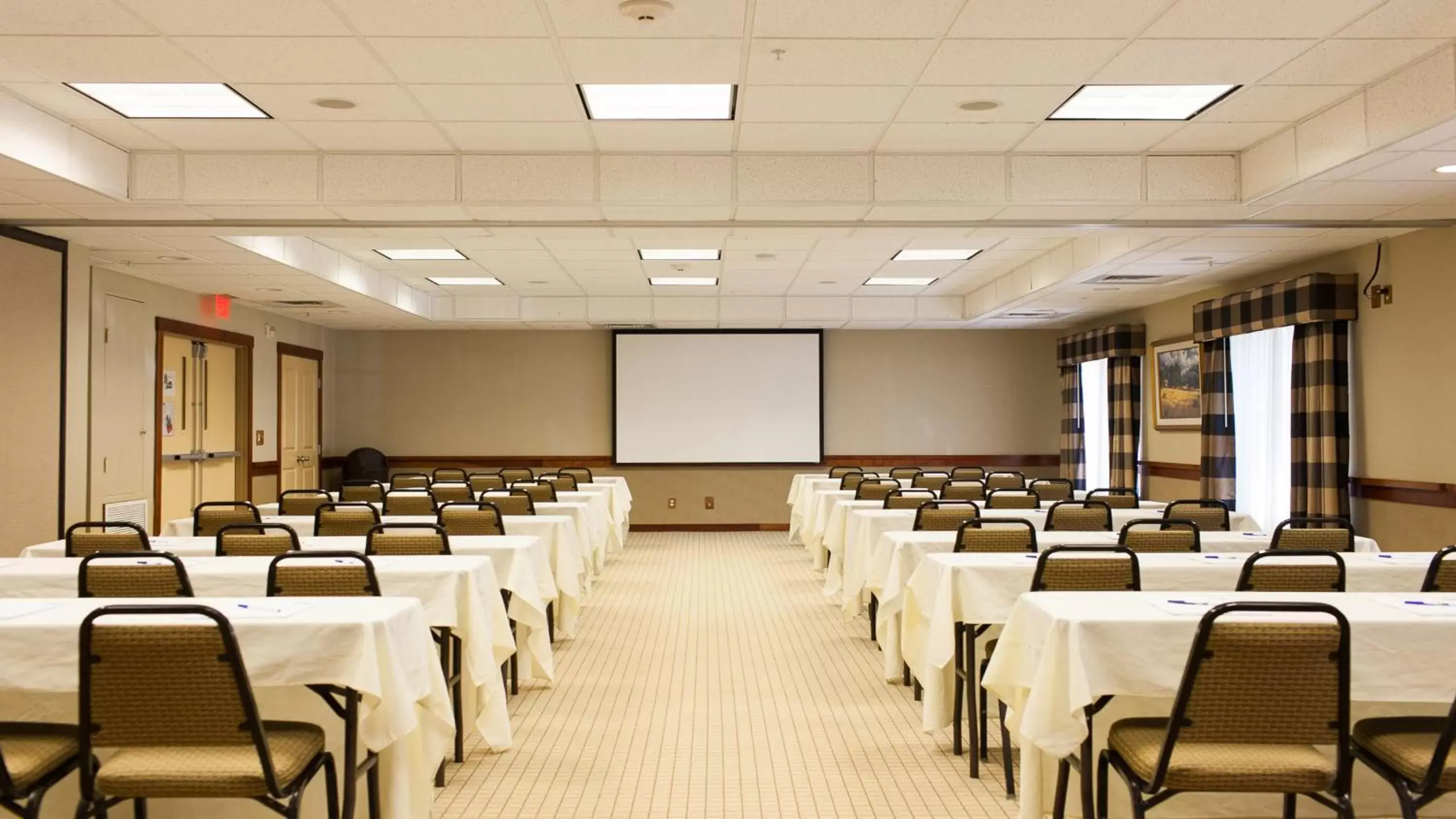 Meeting/conference room in Holiday Inn Express Turlock, an IHG Hotel