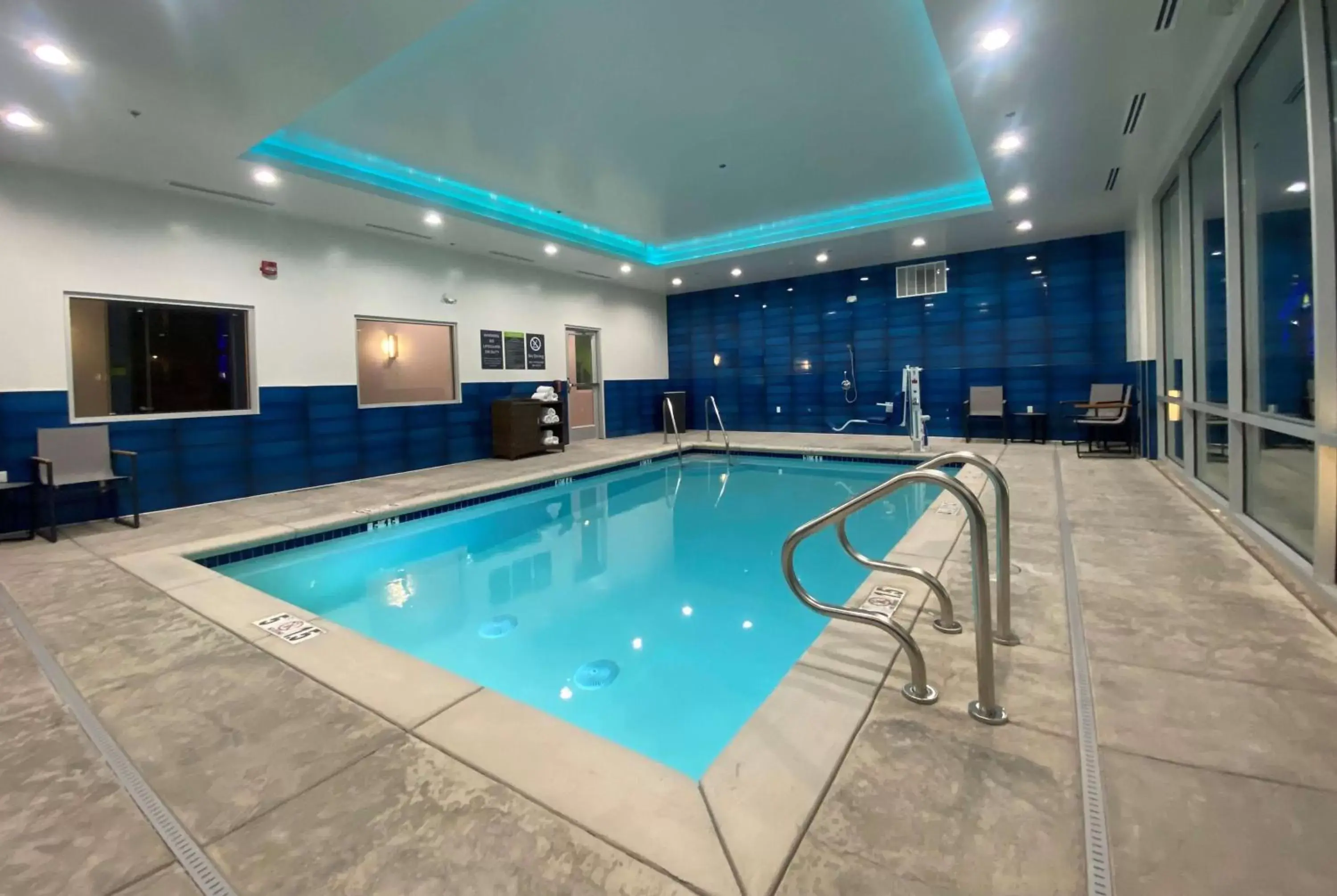 Pool view, Swimming Pool in La Quinta Inn & Suites by Wyndham Galt Lodi North