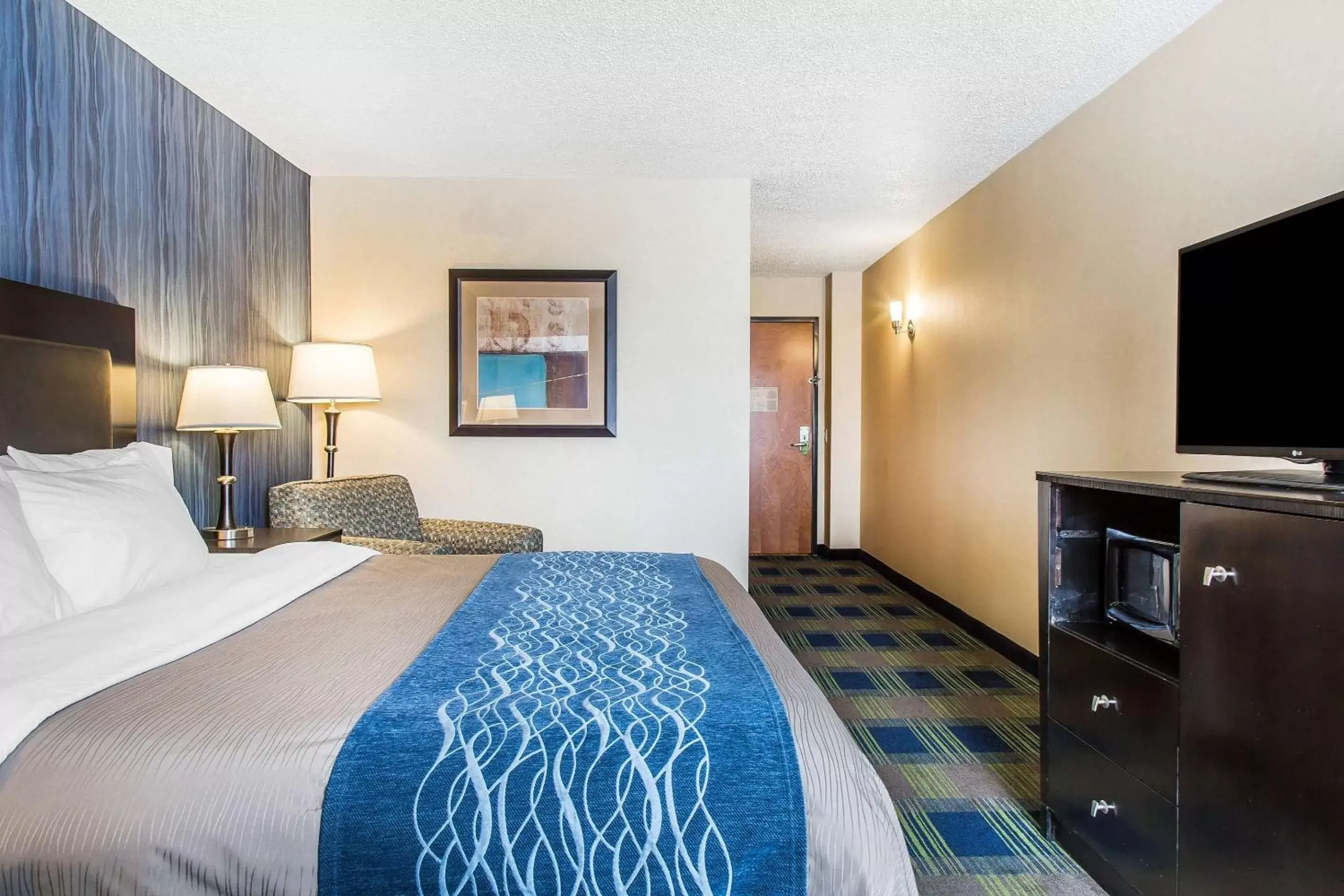 Photo of the whole room, Bed in Comfort Inn & Suites