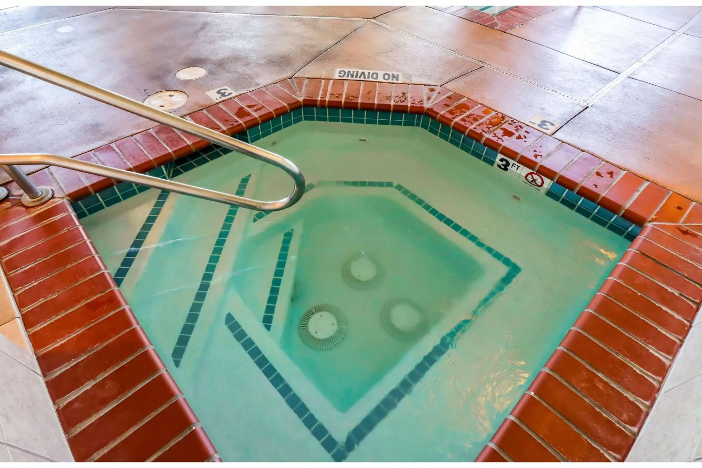 Hot Tub, Swimming Pool in Quality Inn & Suites Sequim at Olympic National Park