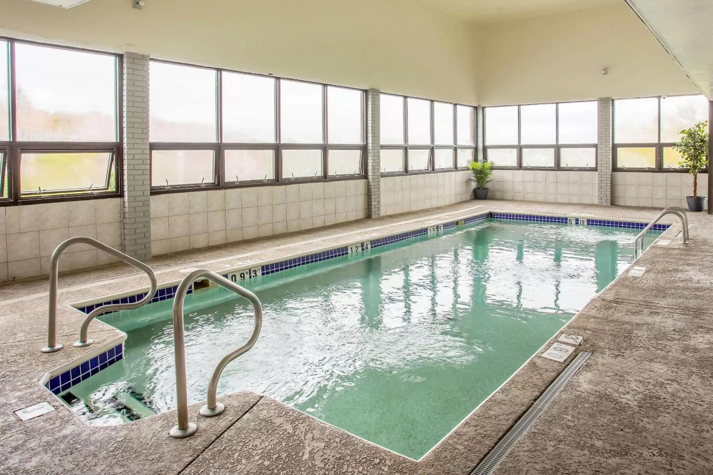 Swimming Pool in Quality Inn Branson On the Strip