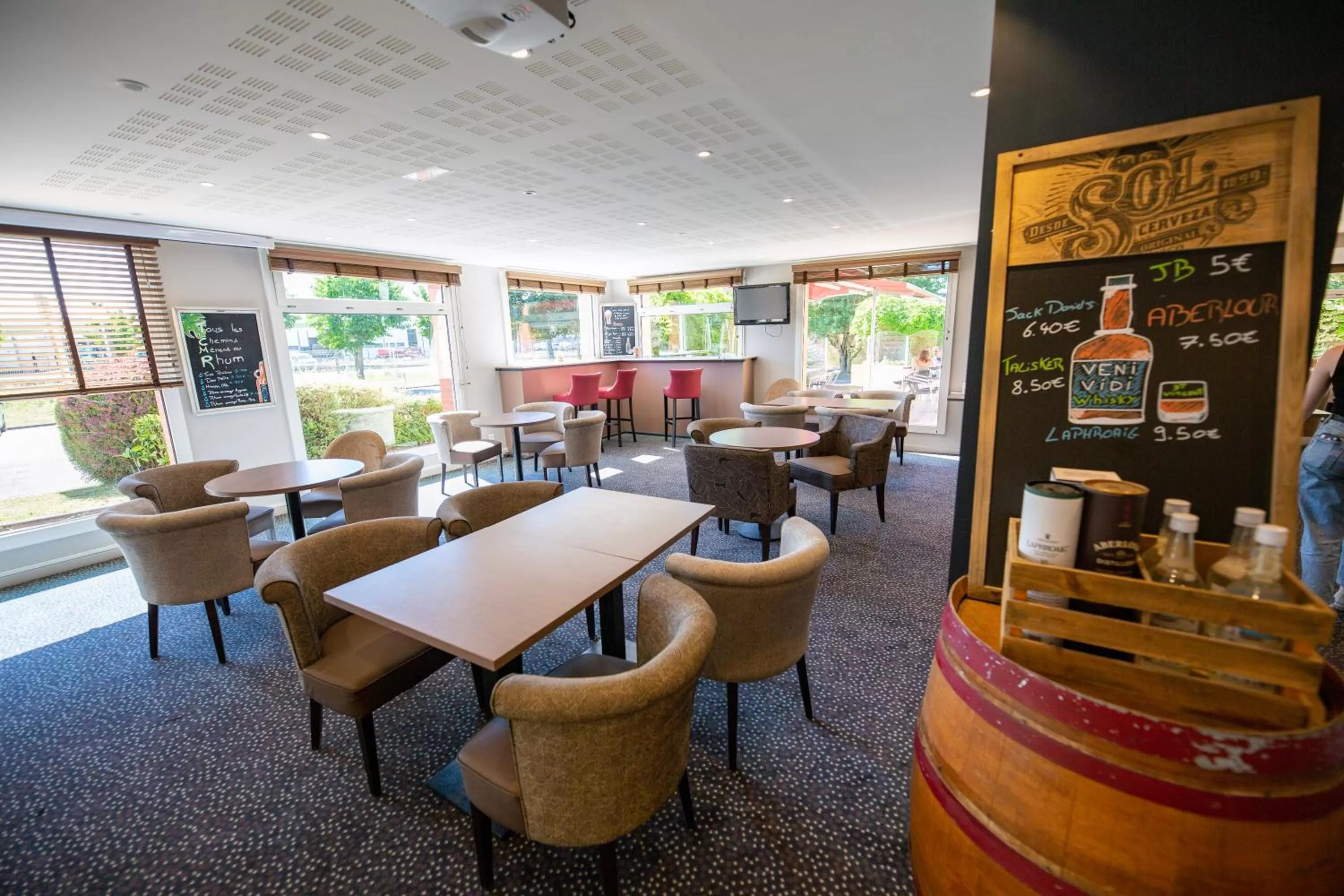 Communal lounge/ TV room in Hostellerie Saint Vincent Beauvais Aeroport