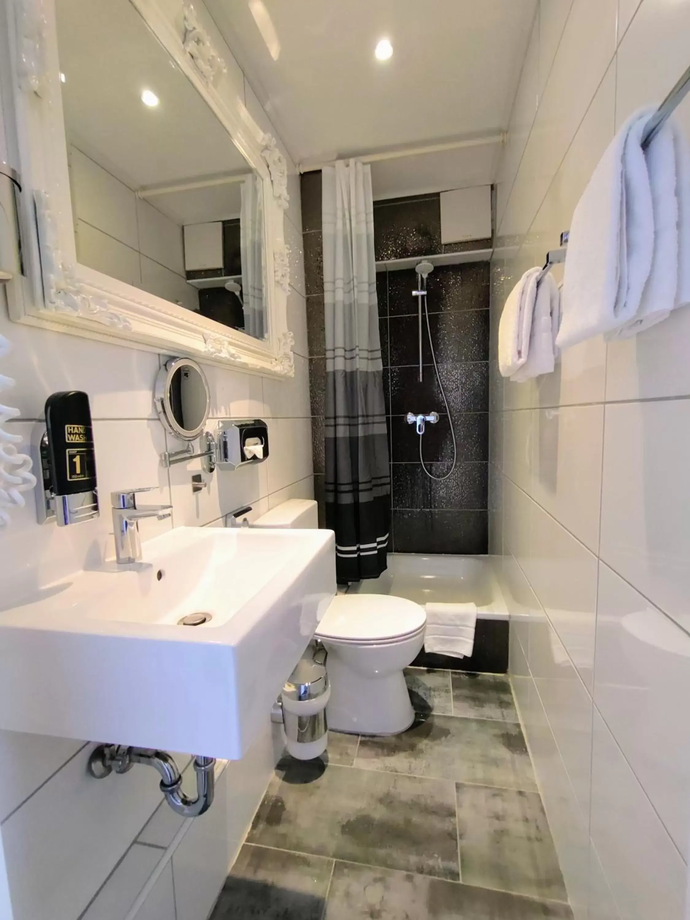Shower, Bathroom in Les Nations