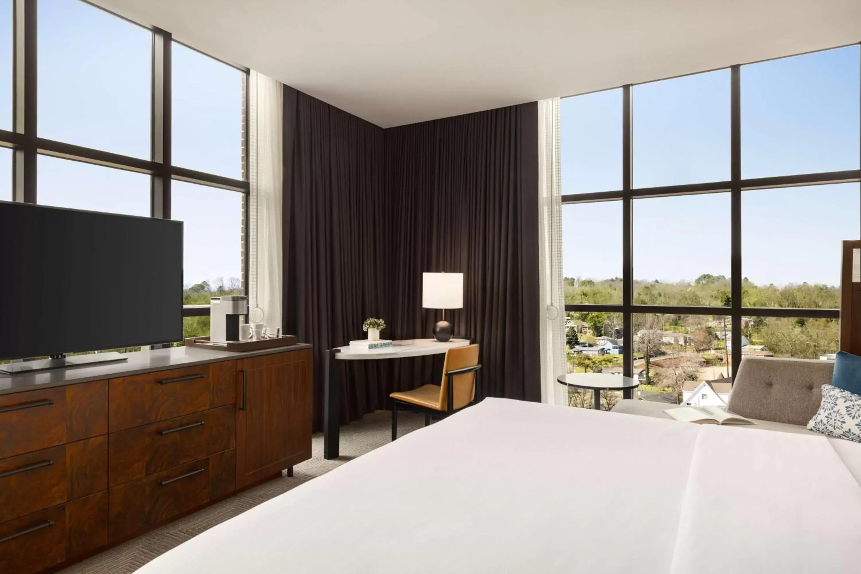 Bedroom, TV/Entertainment Center in Valley Hotel Homewood Birmingham - Curio Collection By Hilton