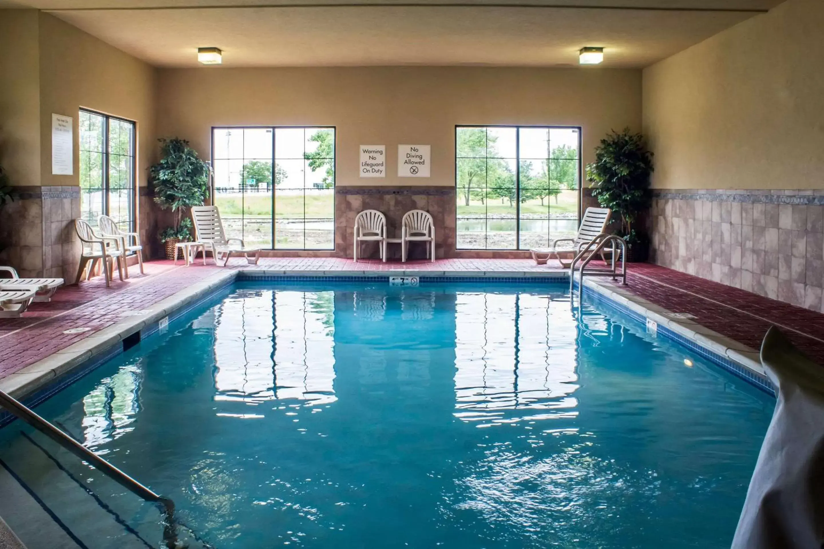 On site, Swimming Pool in Econo Lodge Ankeny – Des Moines