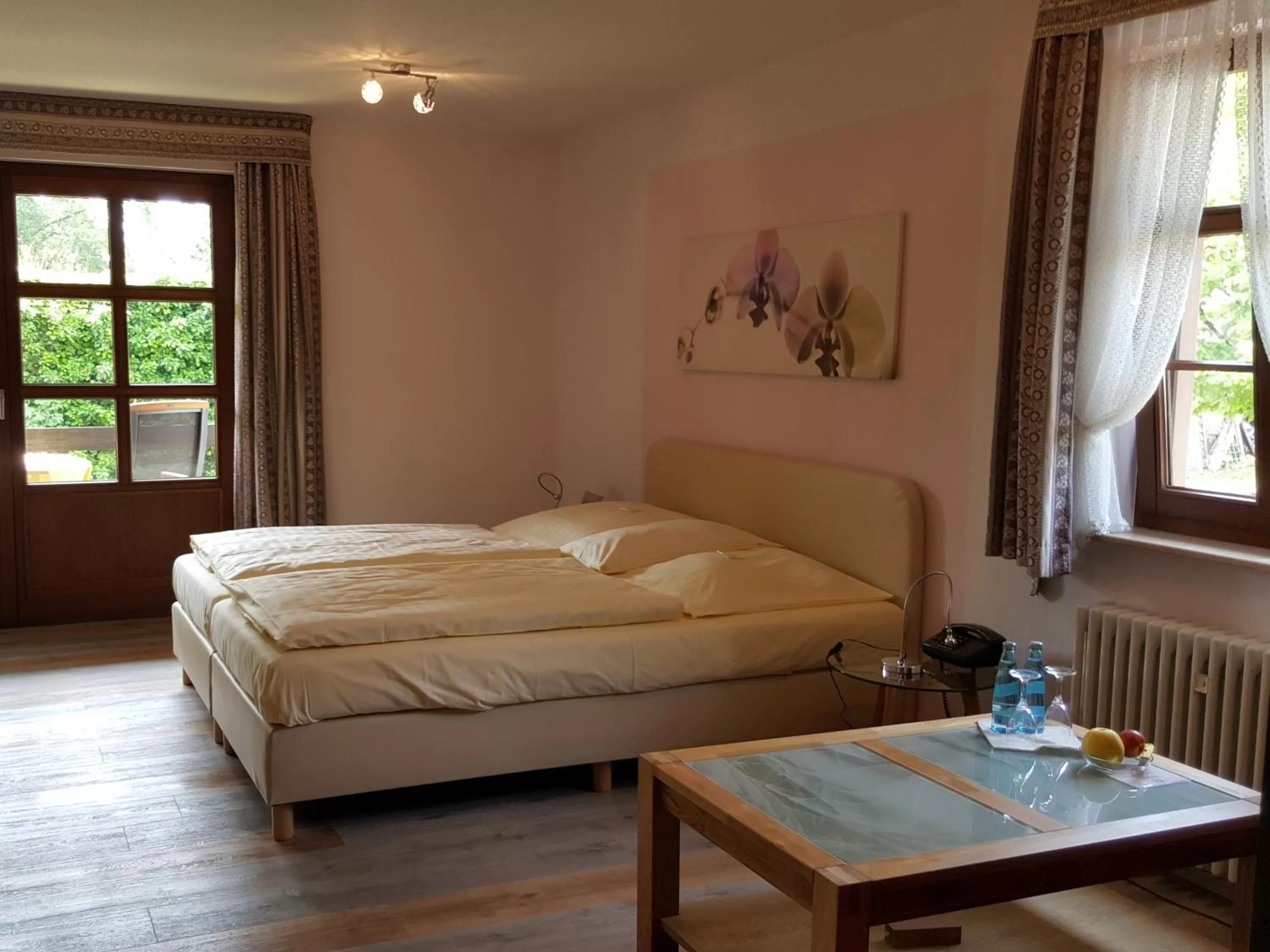 Balcony/Terrace, Bed in Hotel Goldflair am Rathaus