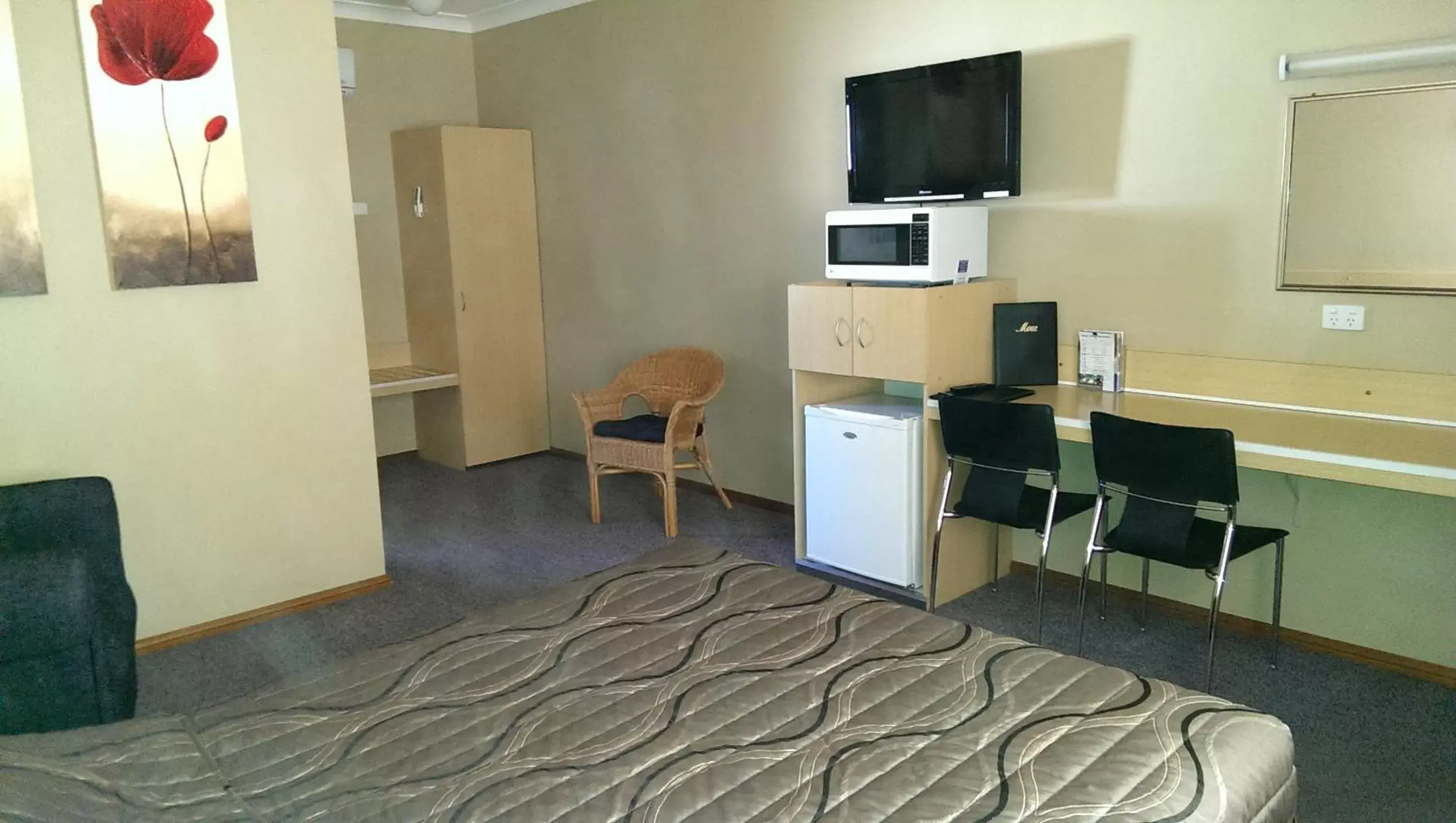 Photo of the whole room, TV/Entertainment Center in Cooee Motel