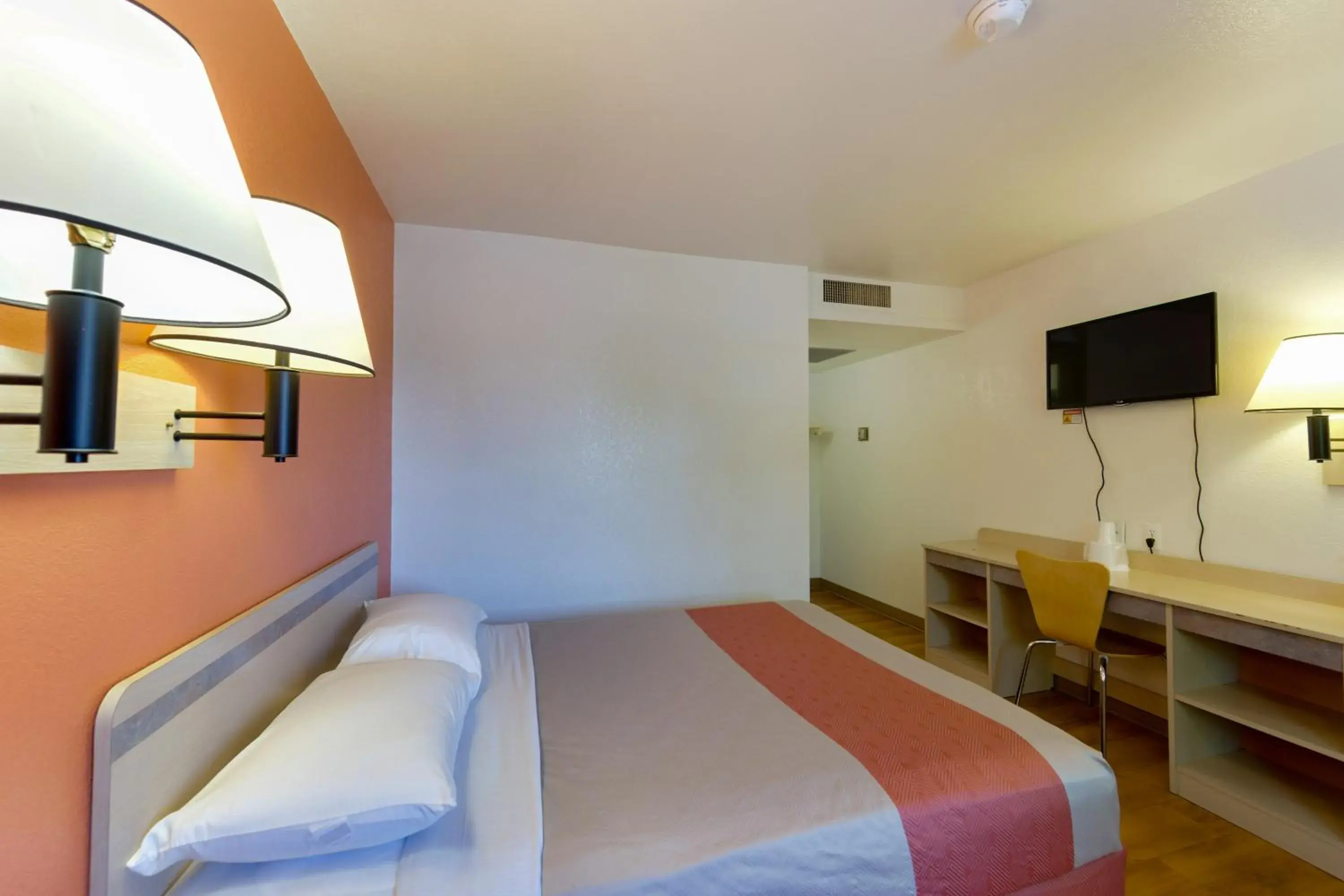 Bedroom, Bed in Motel 6 Weed, CA - Mount Shasta