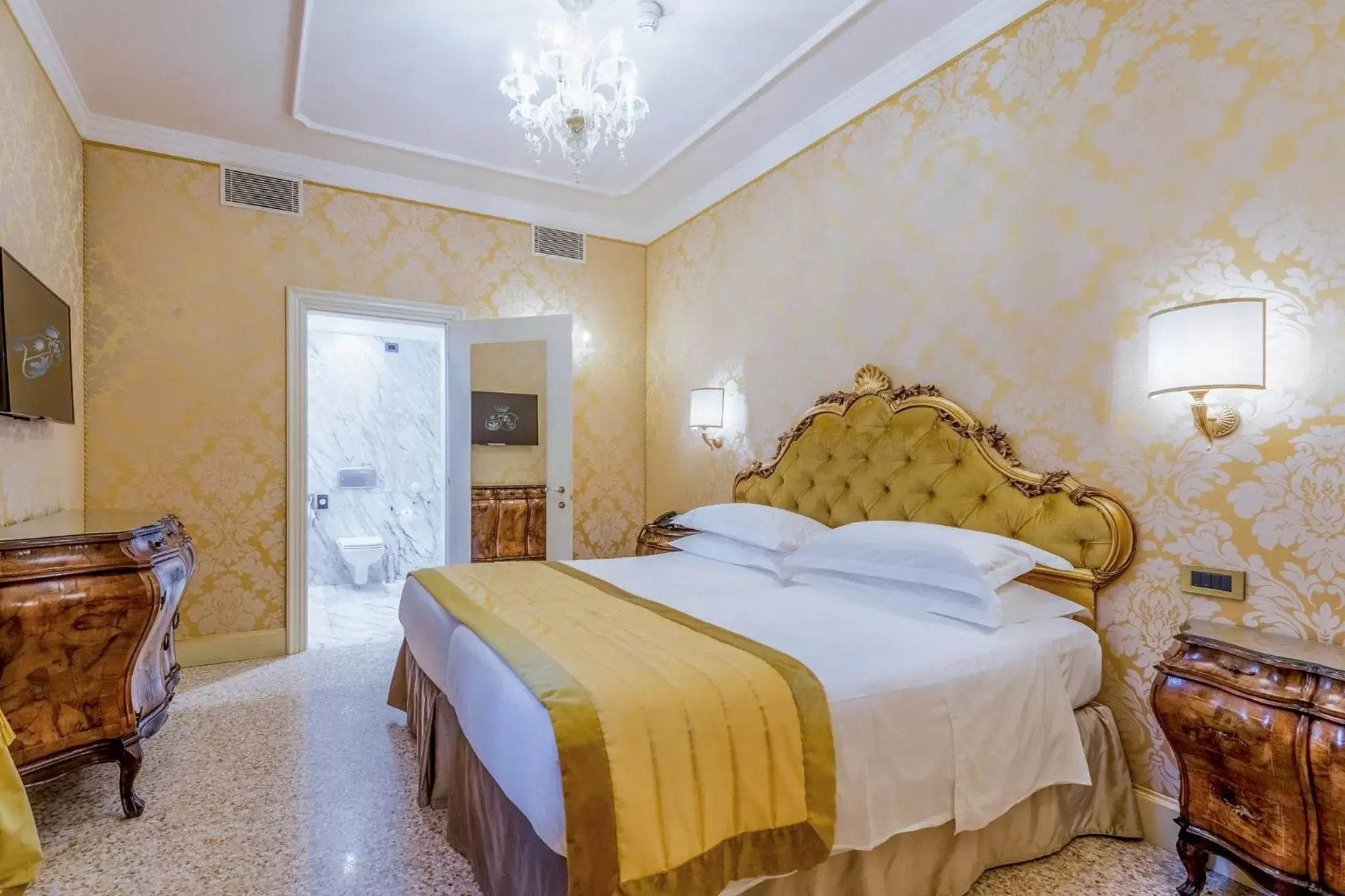 Bathroom, Bed in Hotel Ai Cavalieri di Venezia