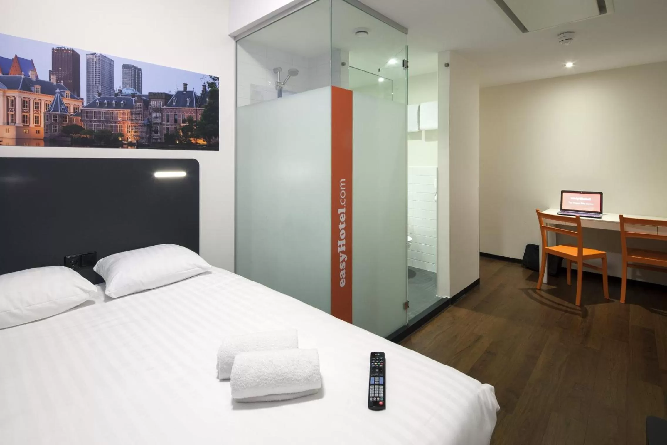 Photo of the whole room, Bed in easyHotel The Hague City Centre