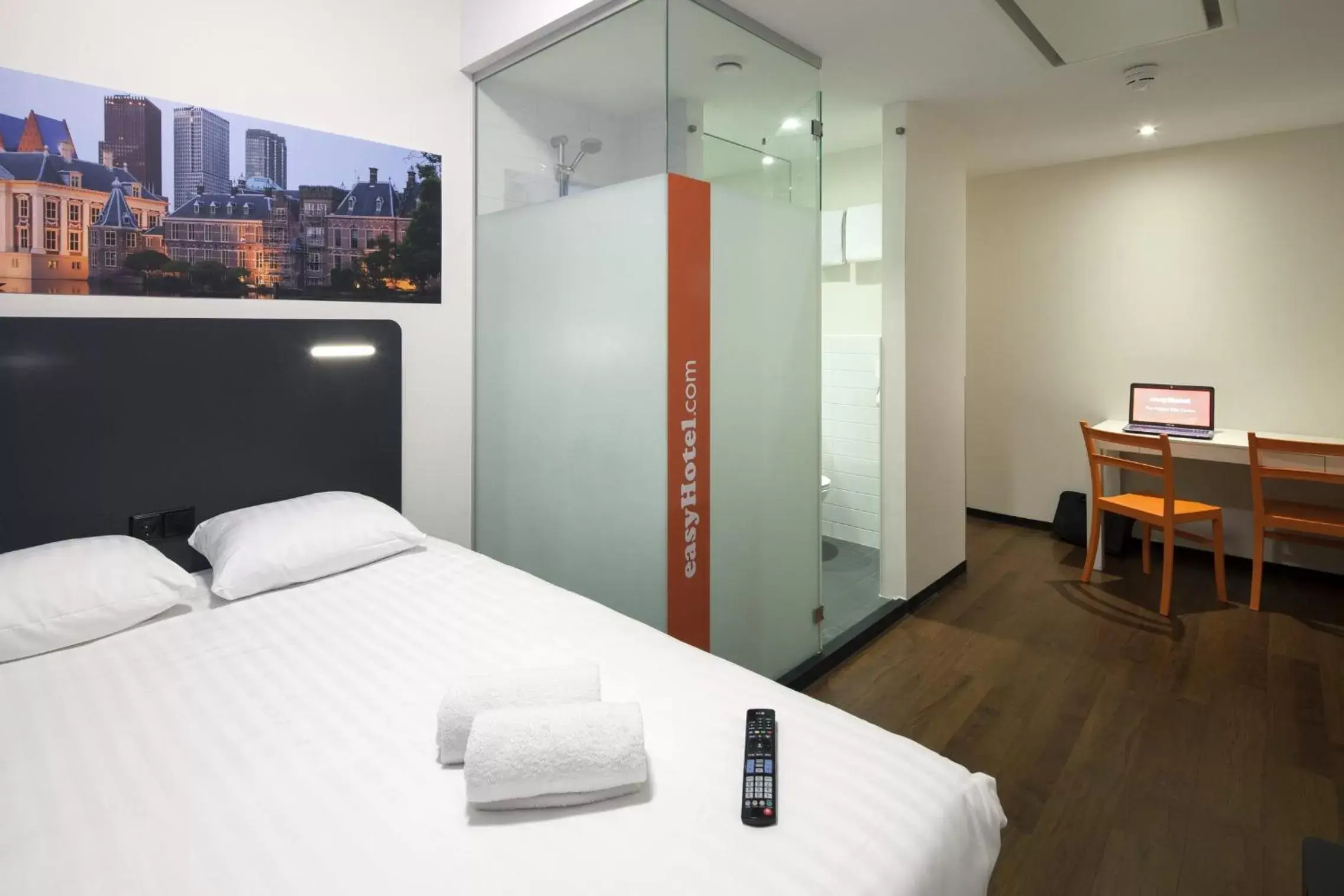 Photo of the whole room in easyHotel The Hague City Centre