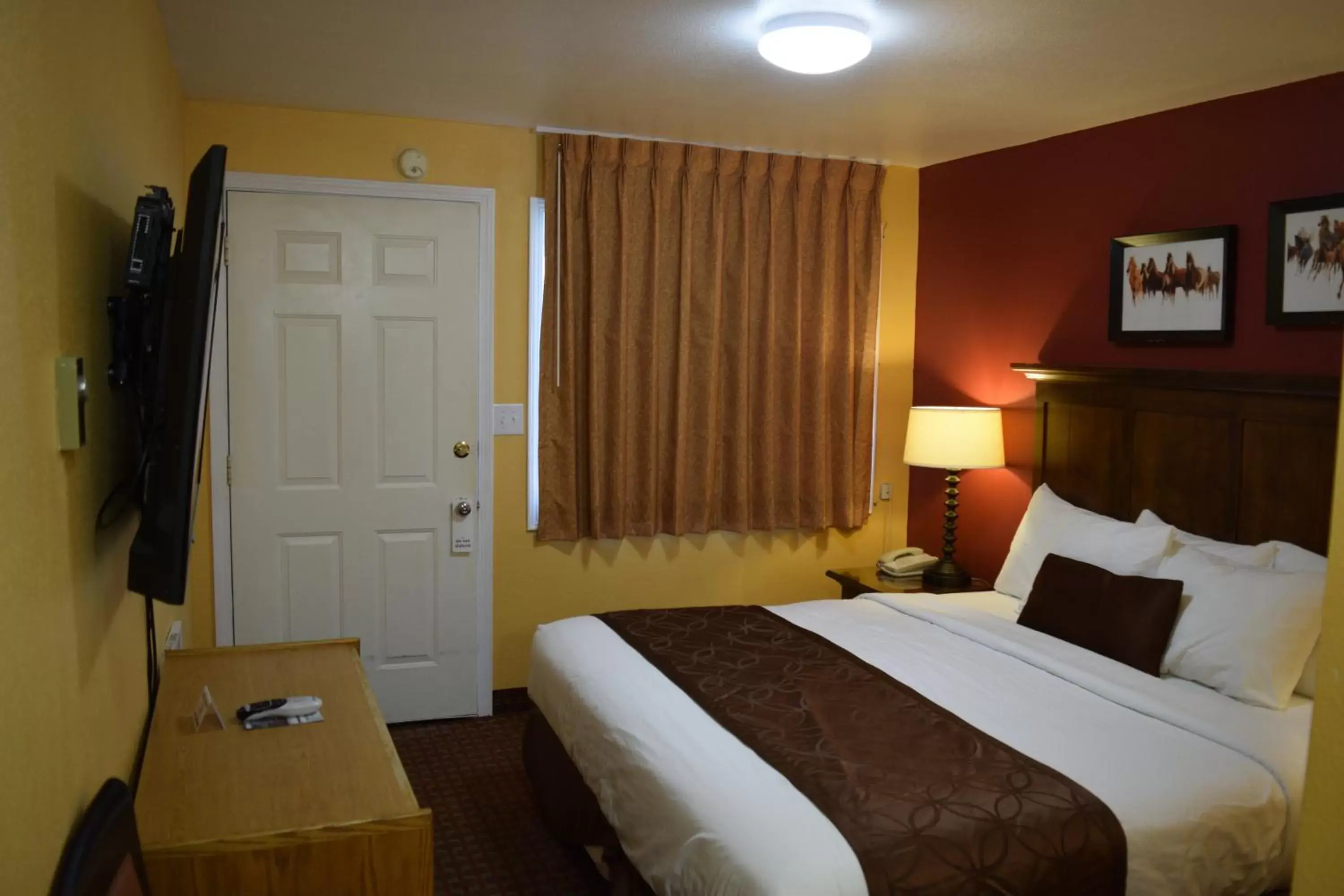 Bedroom, Bed in Royal Victorian Motel