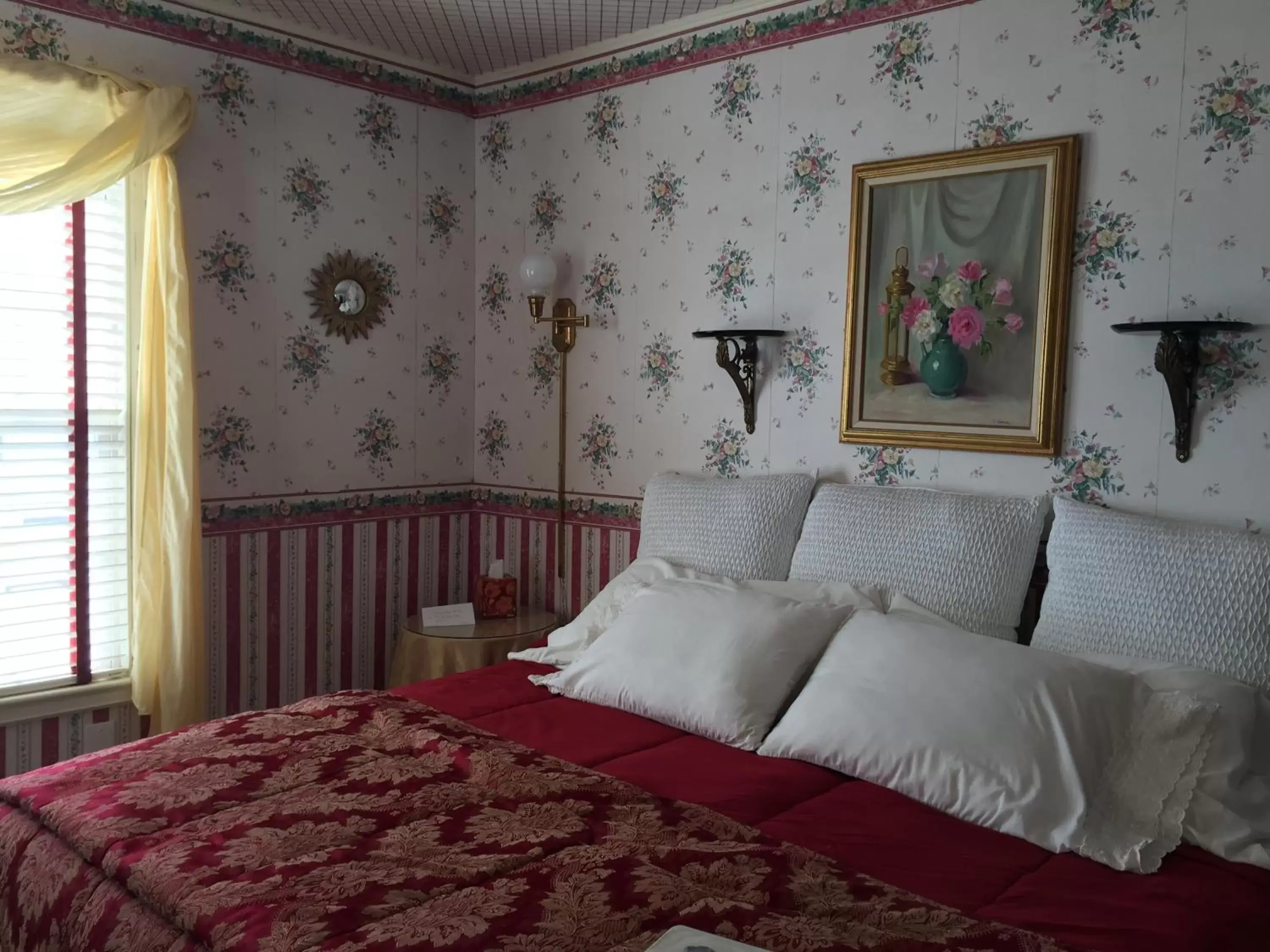 Decorative detail, Bed in Harborview Inn