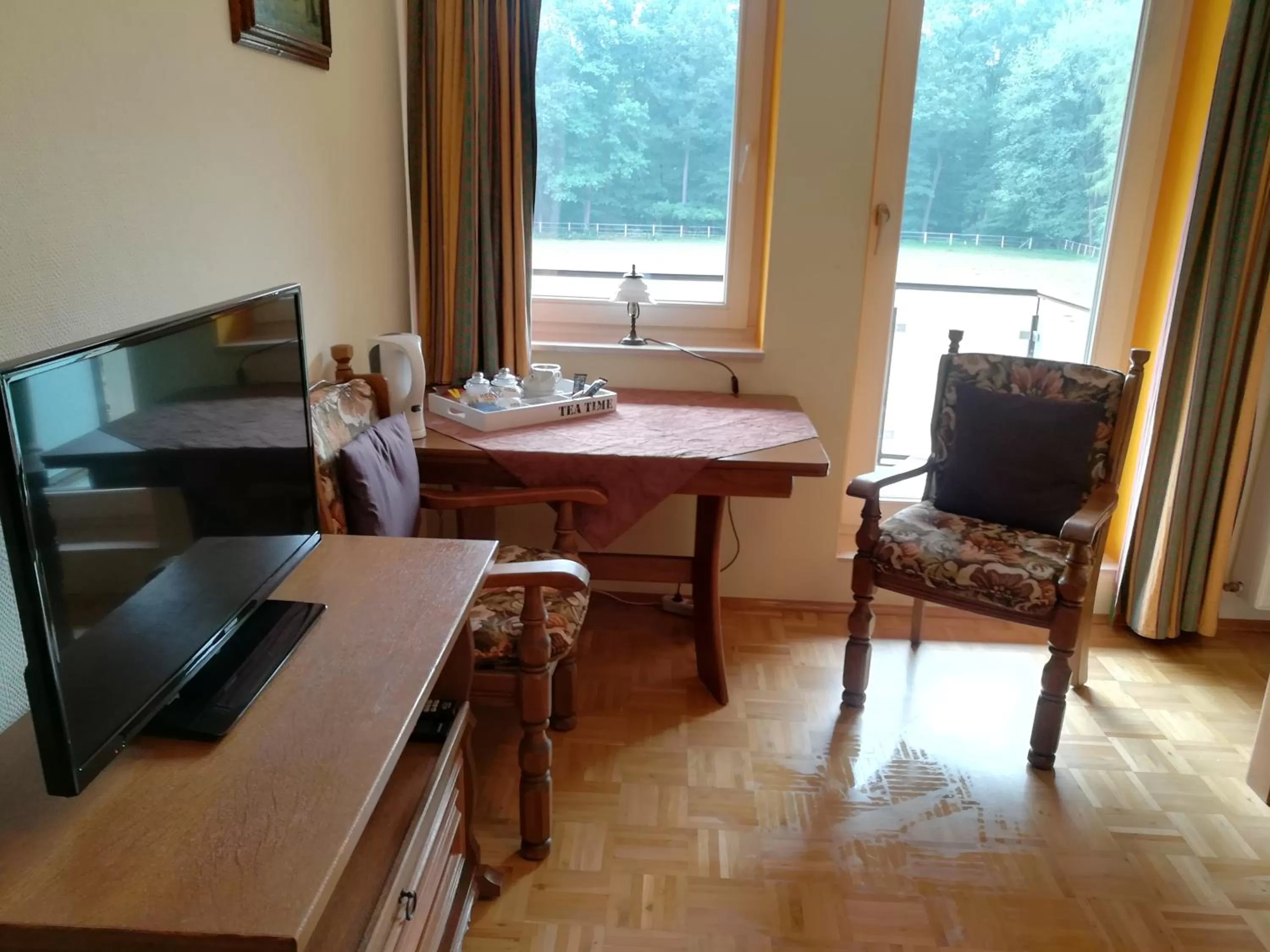 TV and multimedia in Gästehaus Grunewald Bed & Breakfast