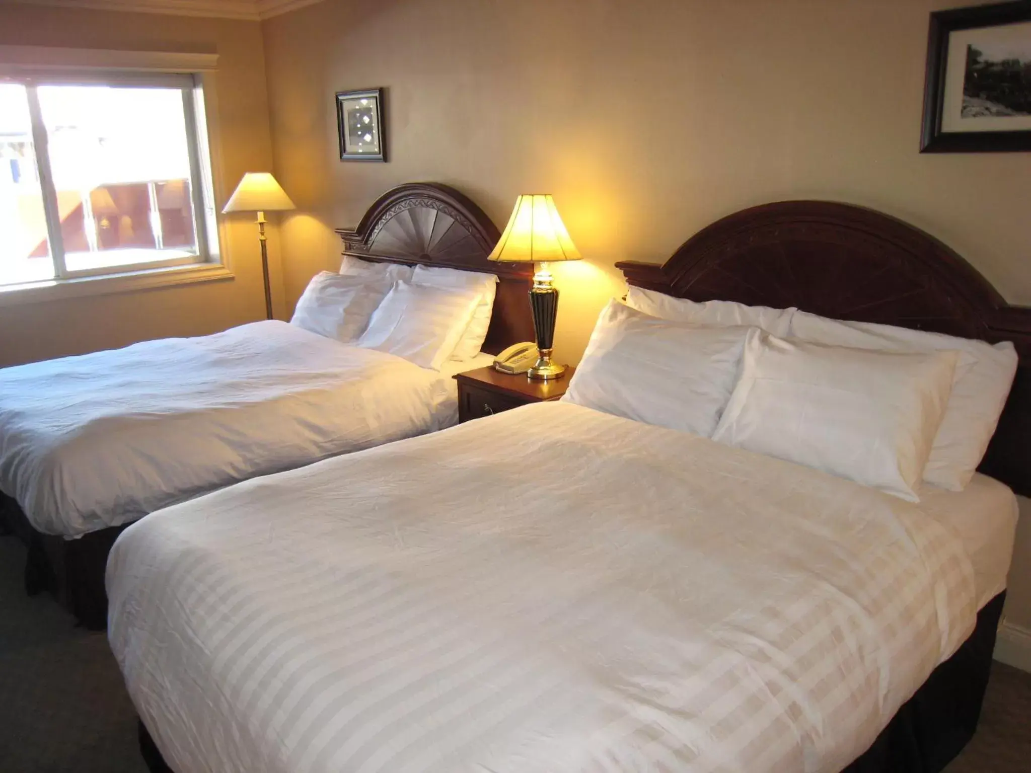 Photo of the whole room, Bed in Revelstoke Lodge