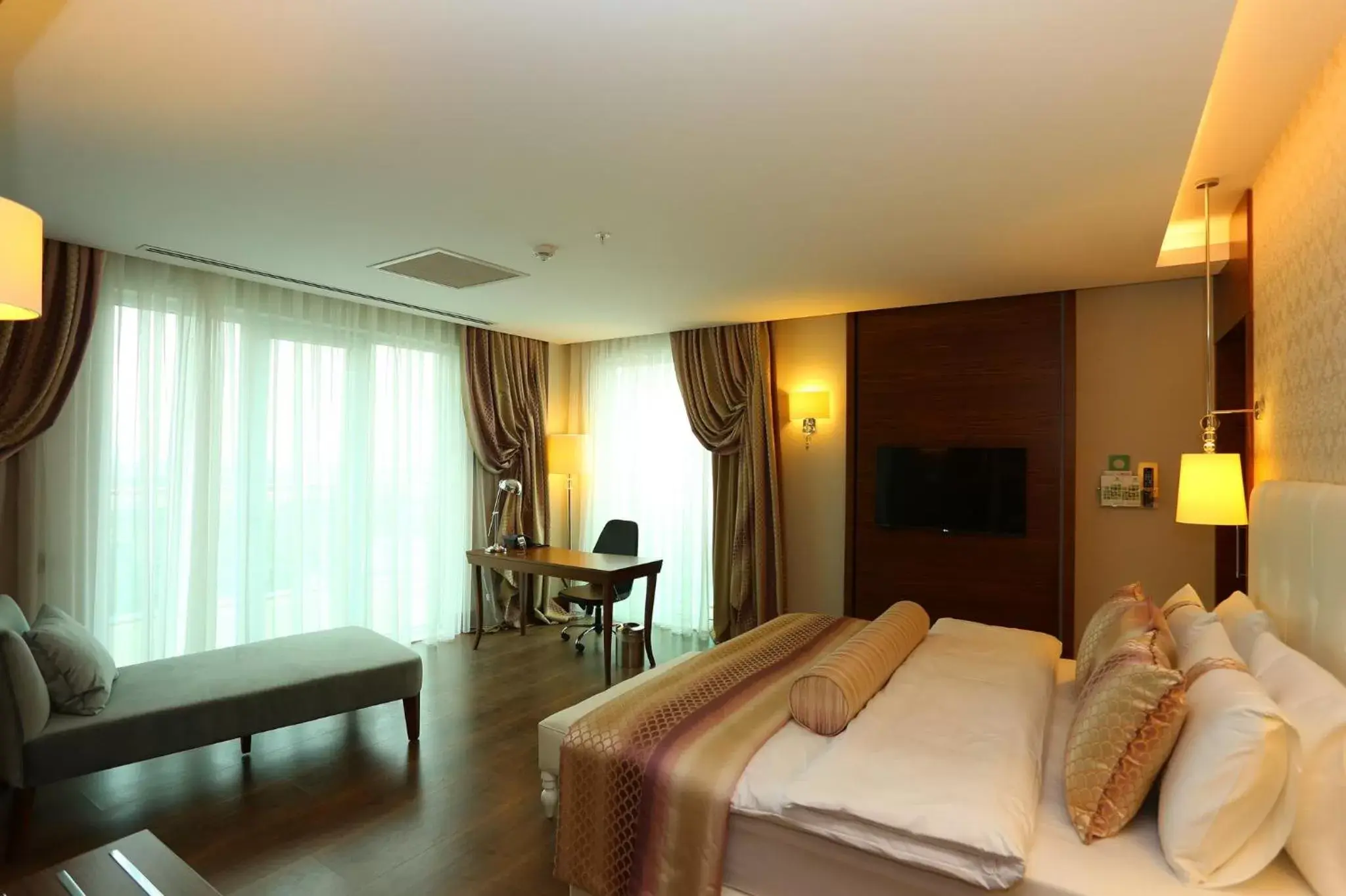 Photo of the whole room, TV/Entertainment Center in Holiday Inn Ankara - Cukurambar, an IHG Hotel