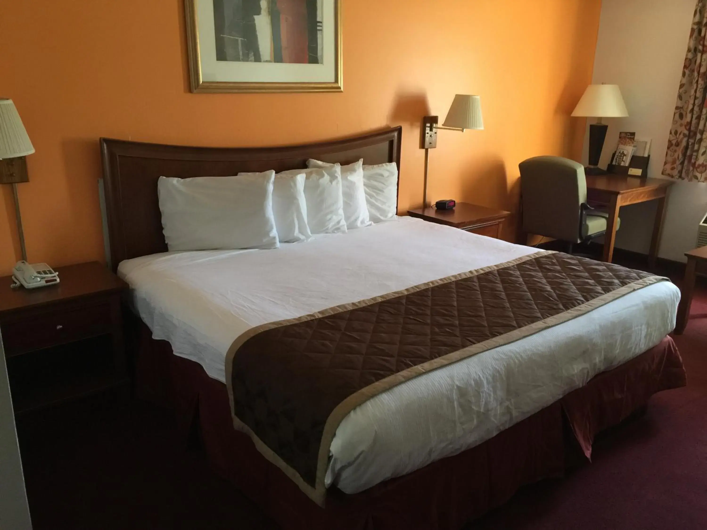 Bed in Lake Tree Inn & Suites