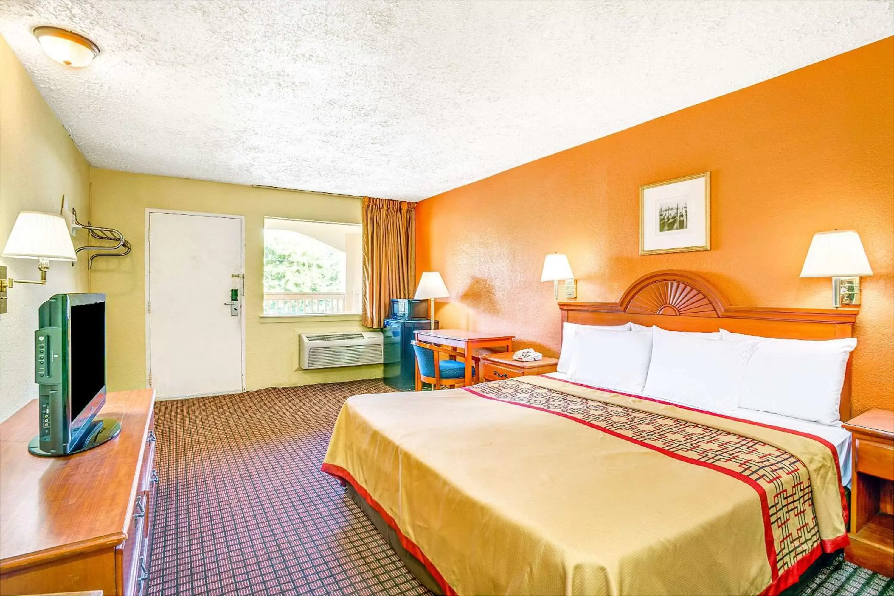 Photo of the whole room, Bed in Days Inn by Wyndham Chesapeake