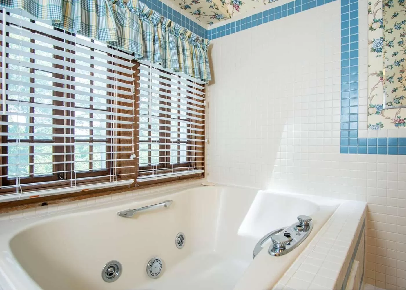 Bathroom in Highland Lake Inn & Resort - Flat Rock