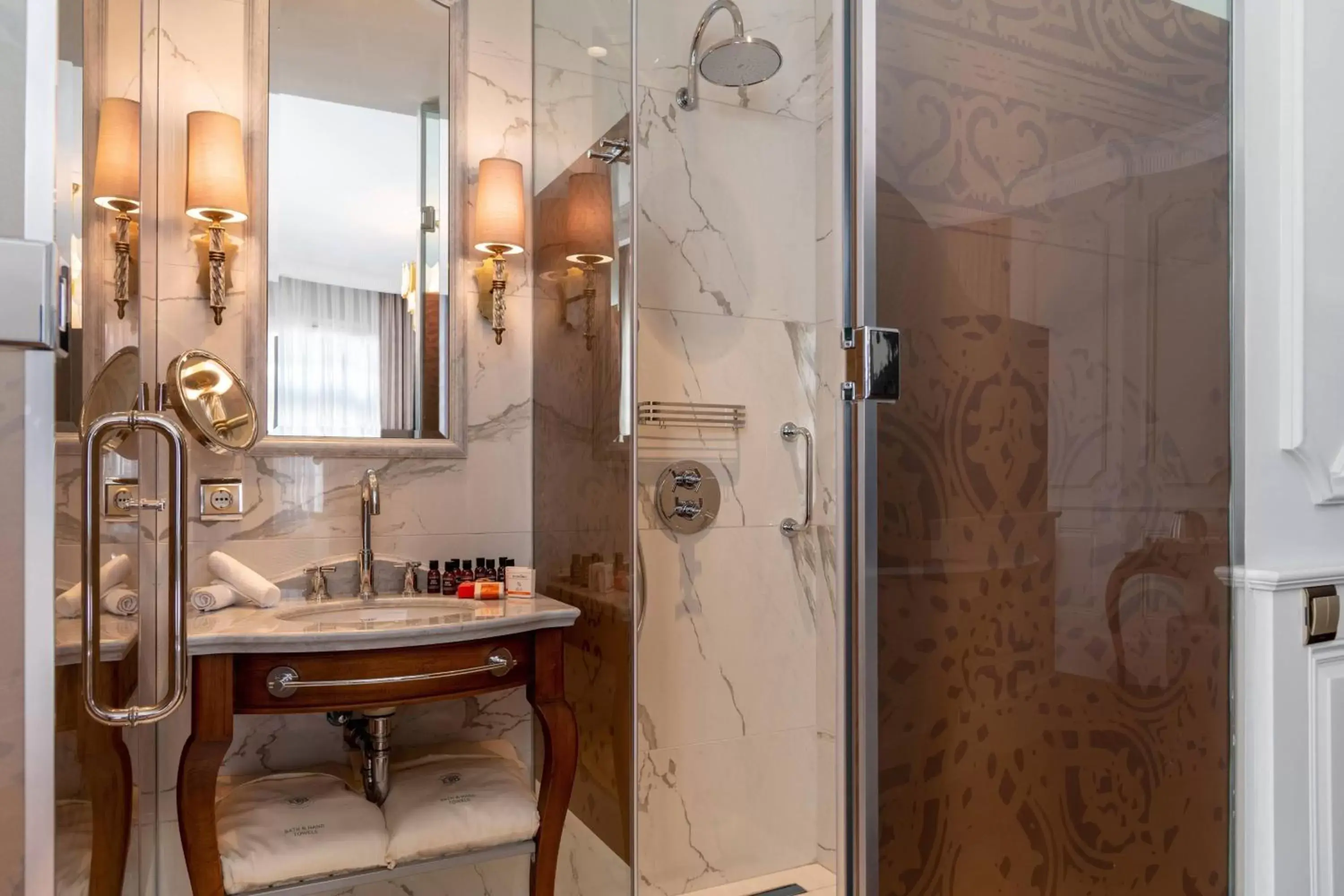 Bathroom in Orientbank Hotel Istanbul, Autograph Collection