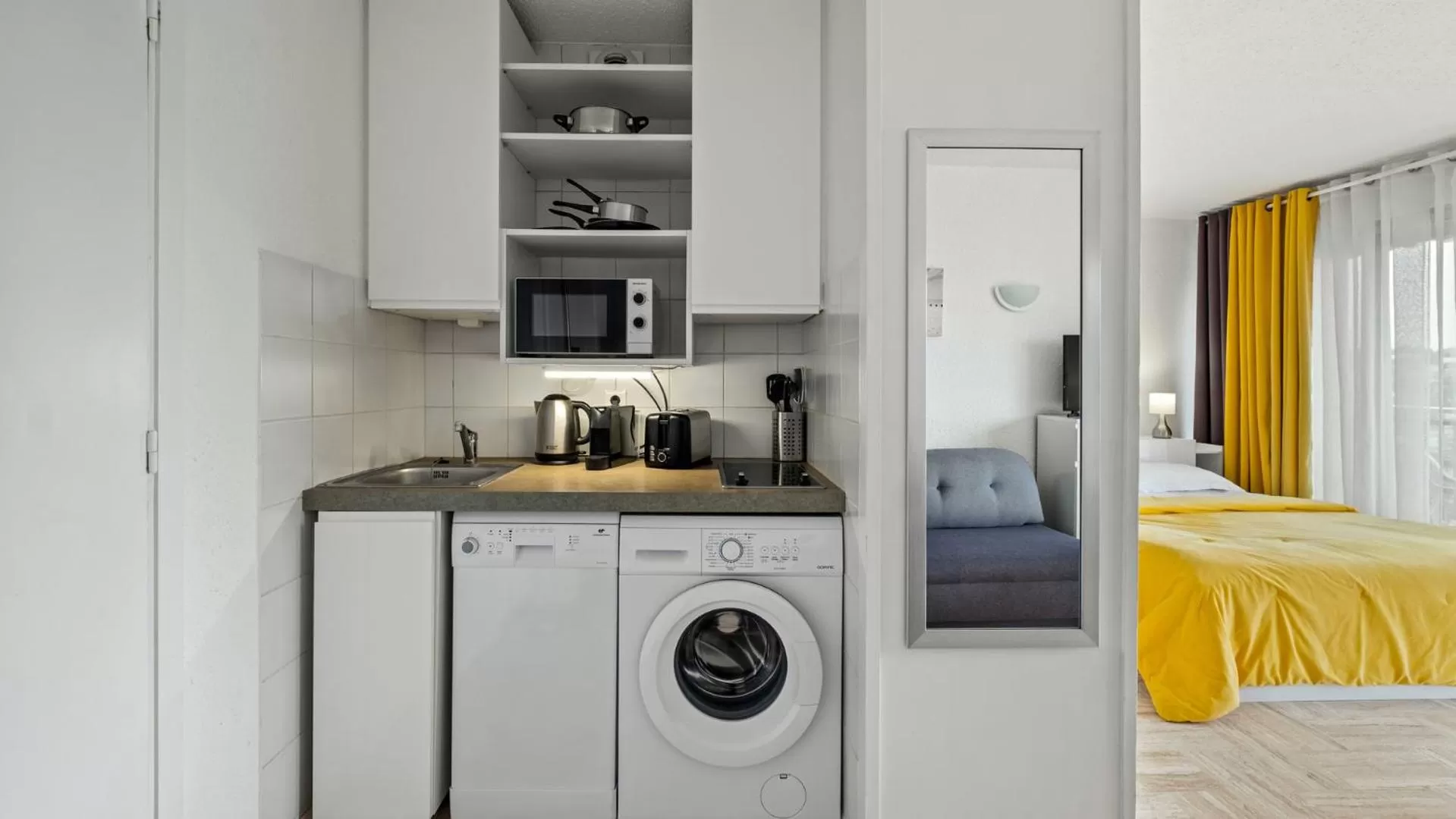 Bed in Cannes Marina Appart Hotel Mandelieu