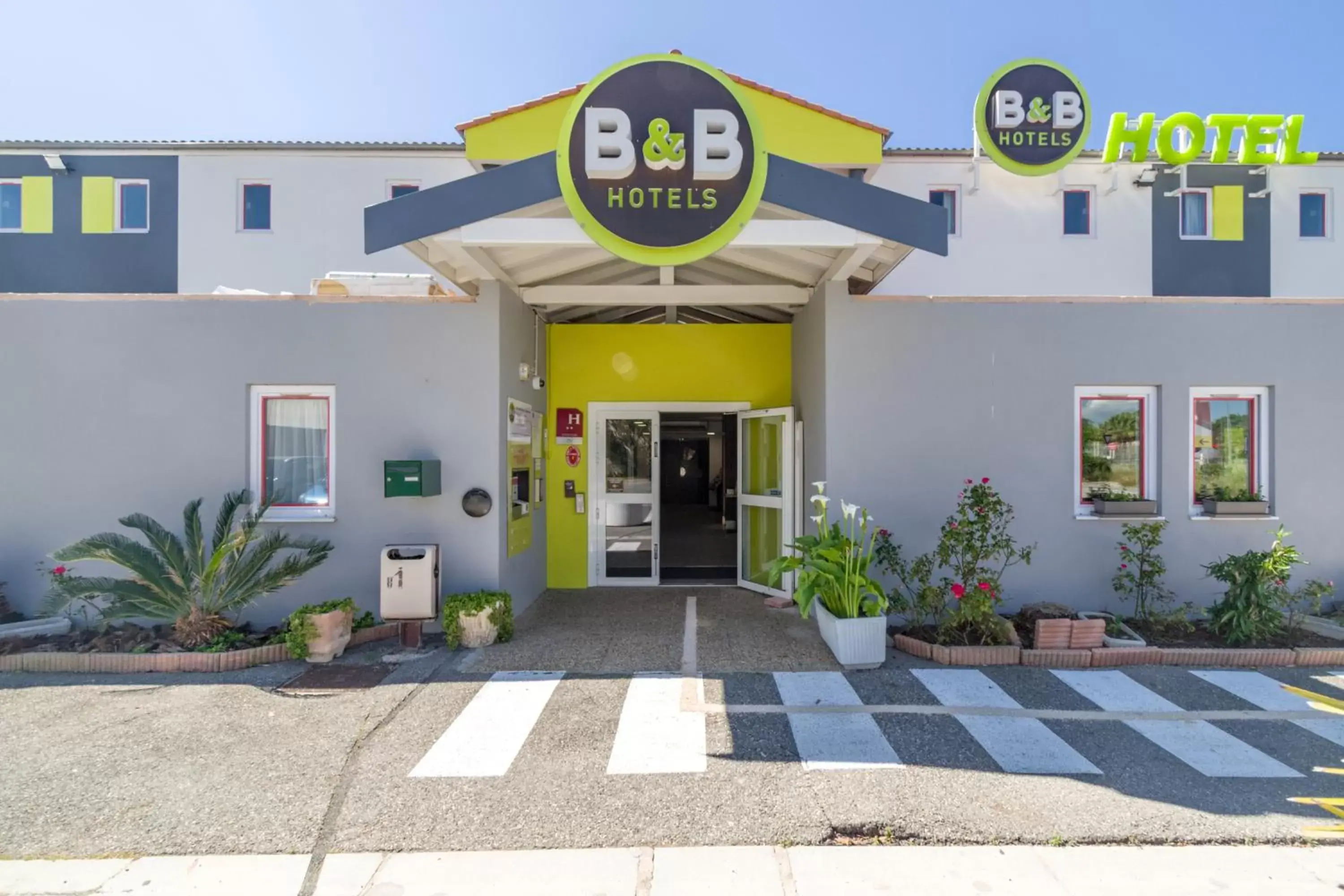 Facade/entrance in B&B HOTEL Fréjus Roquebrune-sur-Argens