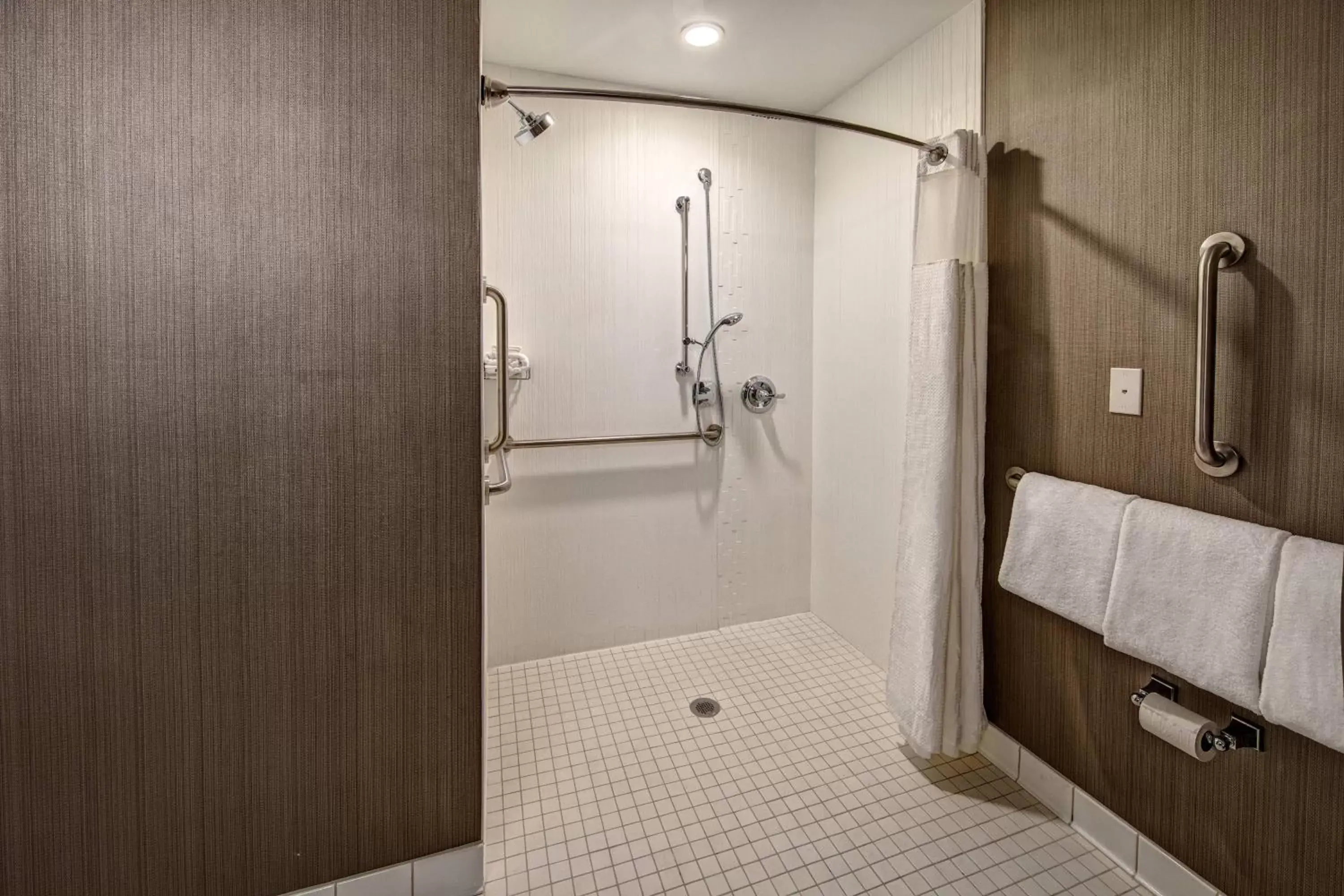 Bathroom in Courtyard by Marriott Dulles Airport Herndon