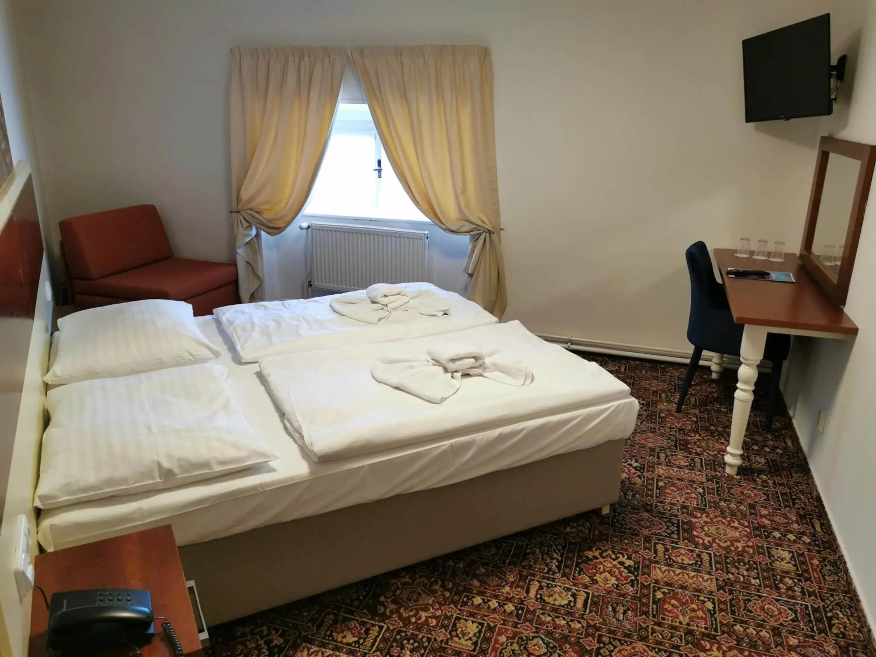 Bedroom, Bed in City-Inn