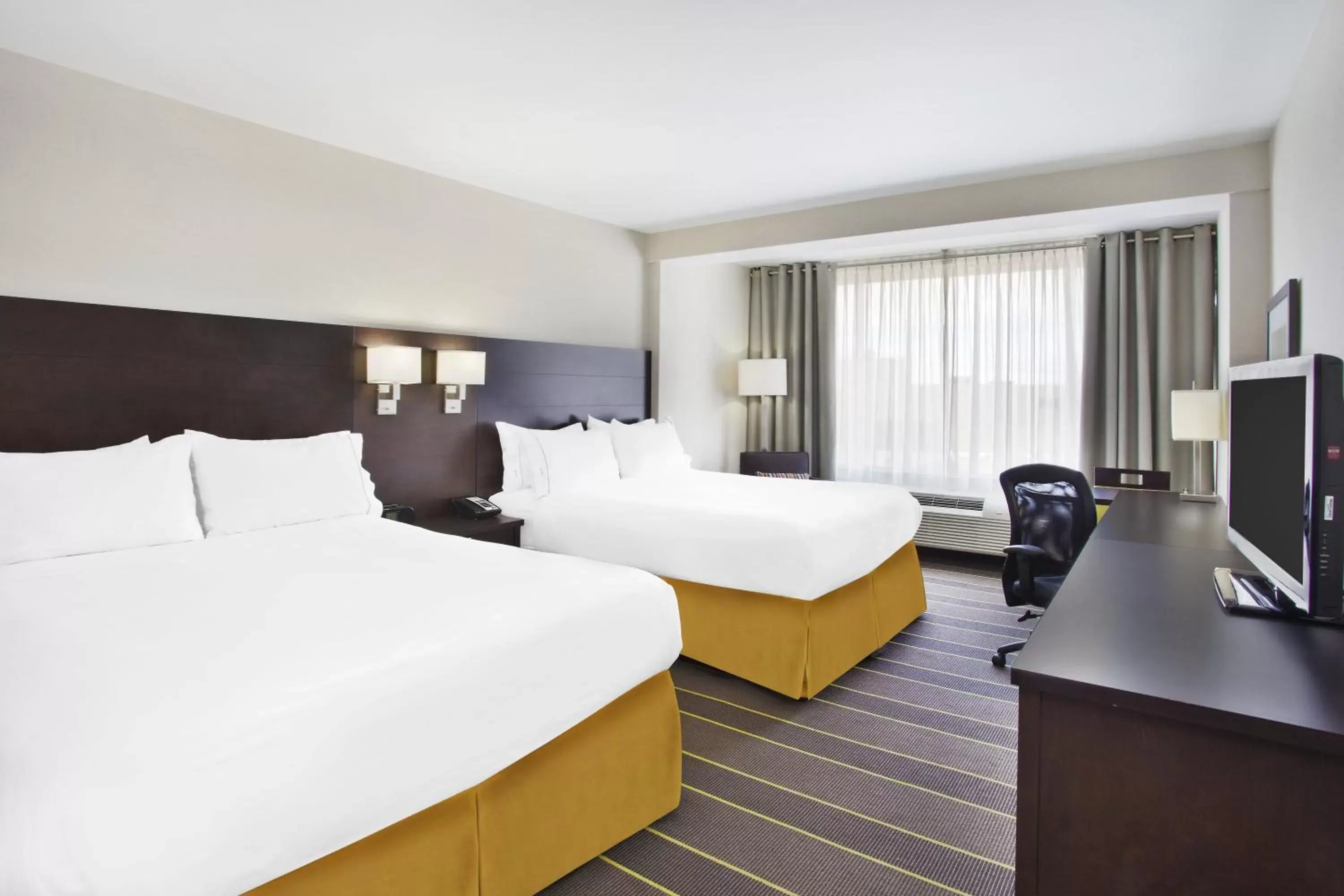 Photo of the whole room, Bed in Holiday Inn Express - Sault Ste. Marie, an IHG Hotel