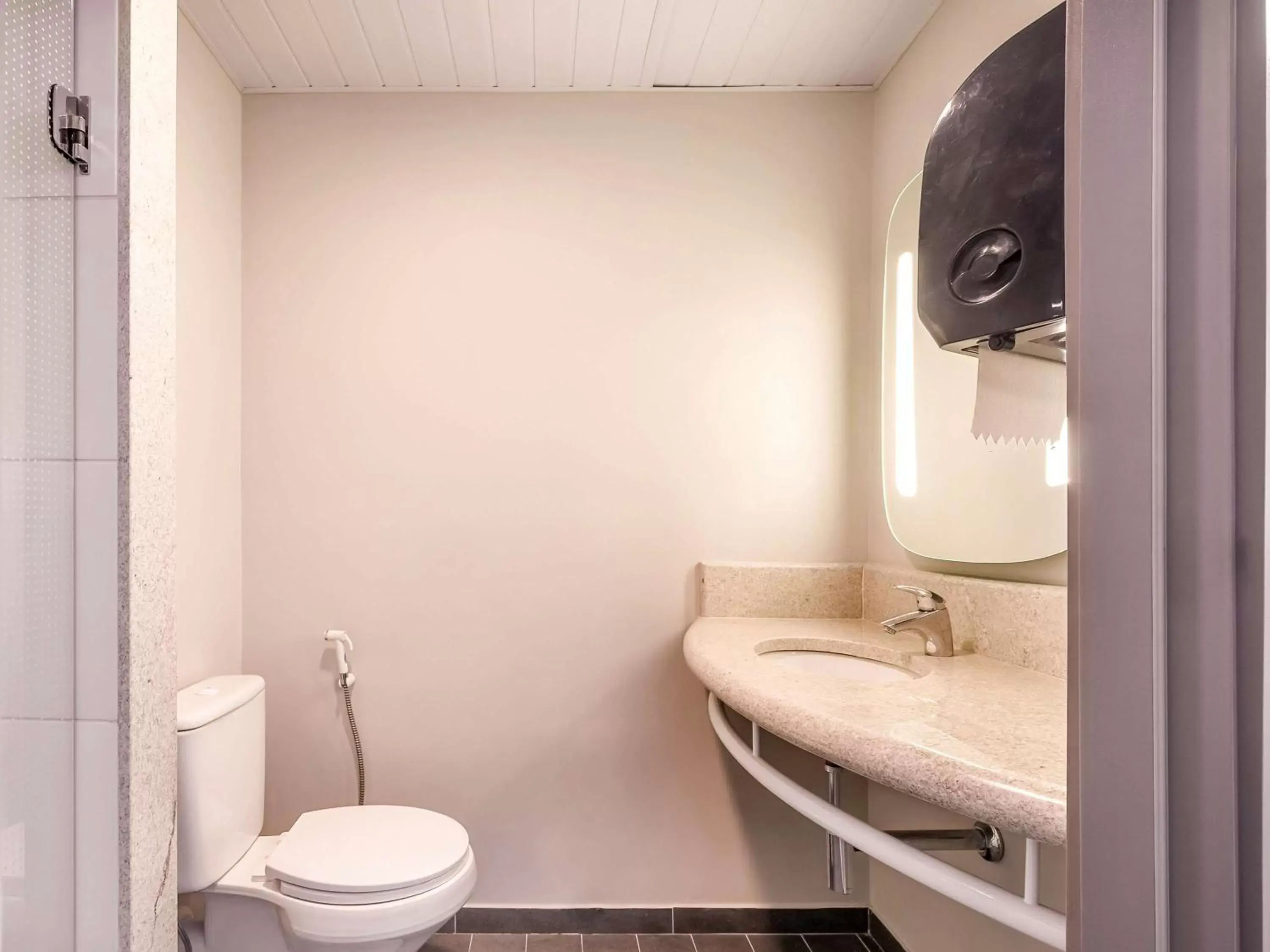 Photo of the whole room, Bathroom in ibis Osasco